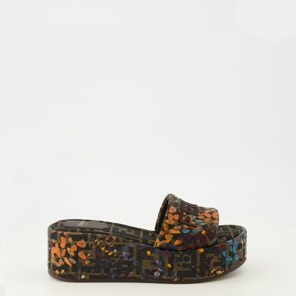 Imagem das mules de salto plataforma com padrão floral FF da Fendi para Mulher - Coleção Primavera-Verão 2026 - Vista Frontal