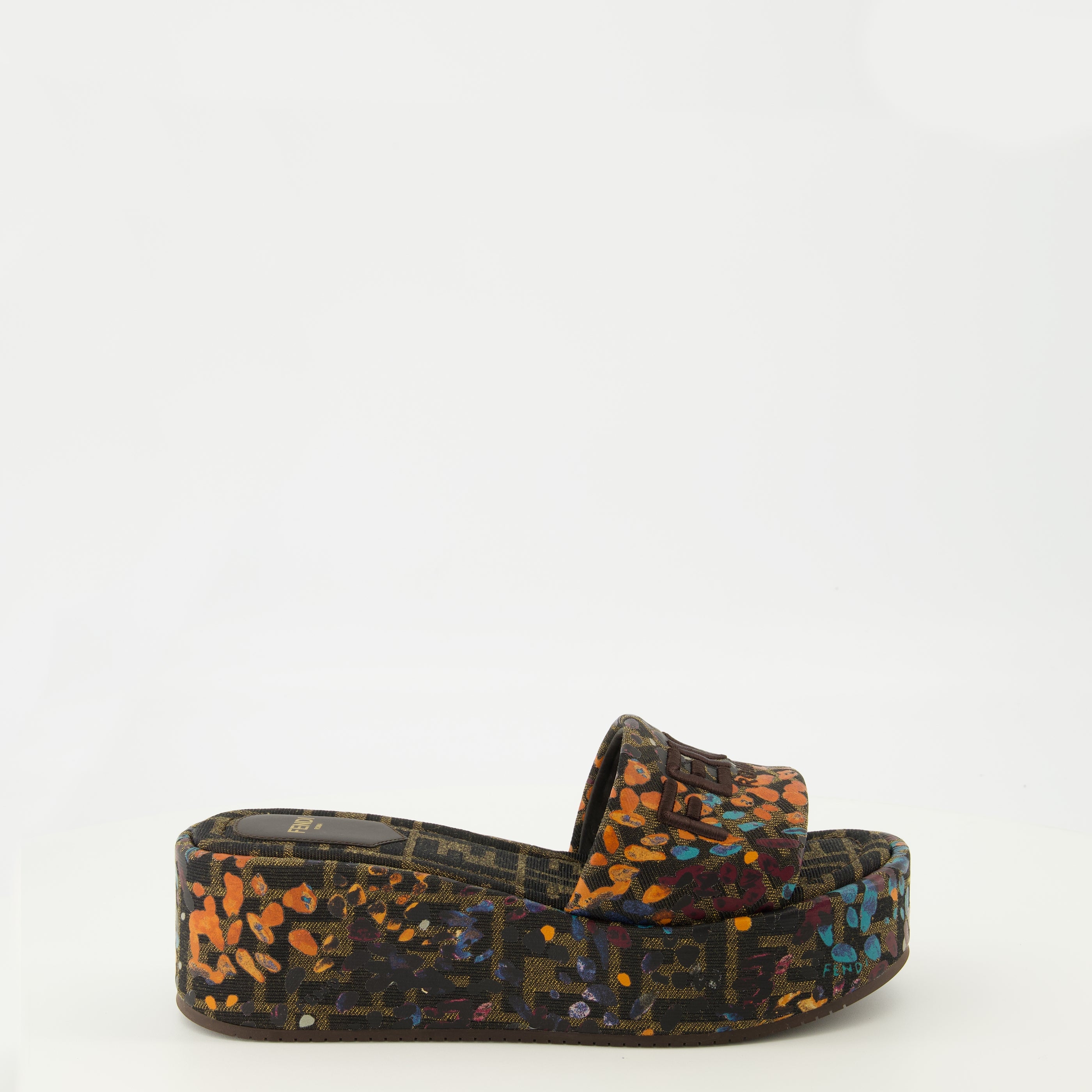 Imagem das mules de salto plataforma com padrão floral FF da Fendi para Mulher - Coleção Primavera-Verão 2026 - Vista Frontal