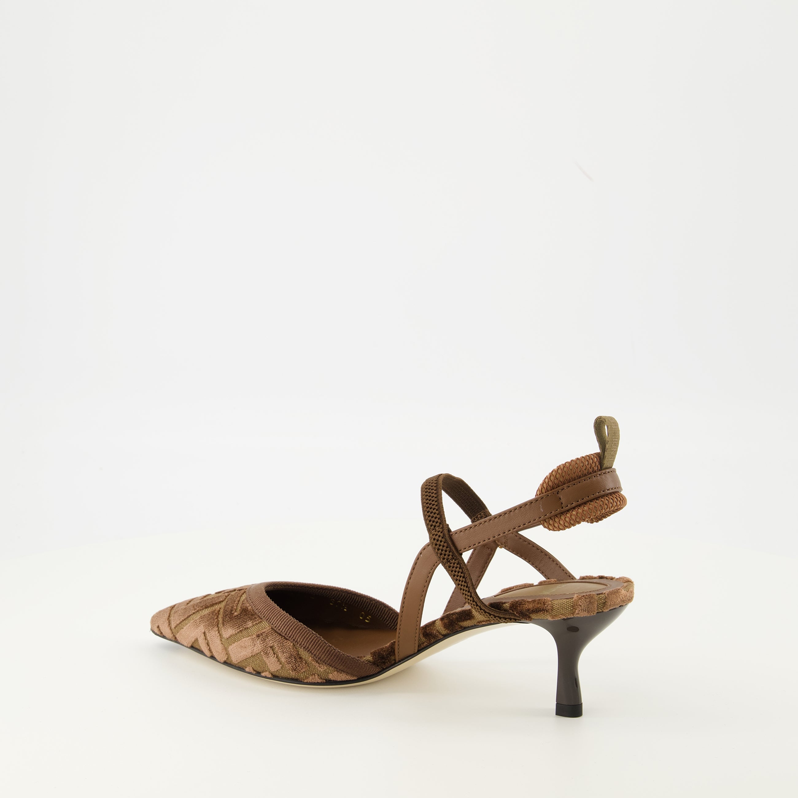 Imagem dos escarpins Colibrì Lite da marca Fendi para mulheres - Temporada Outono-Inverno 2025 - Vista traseira em três quartos à direita