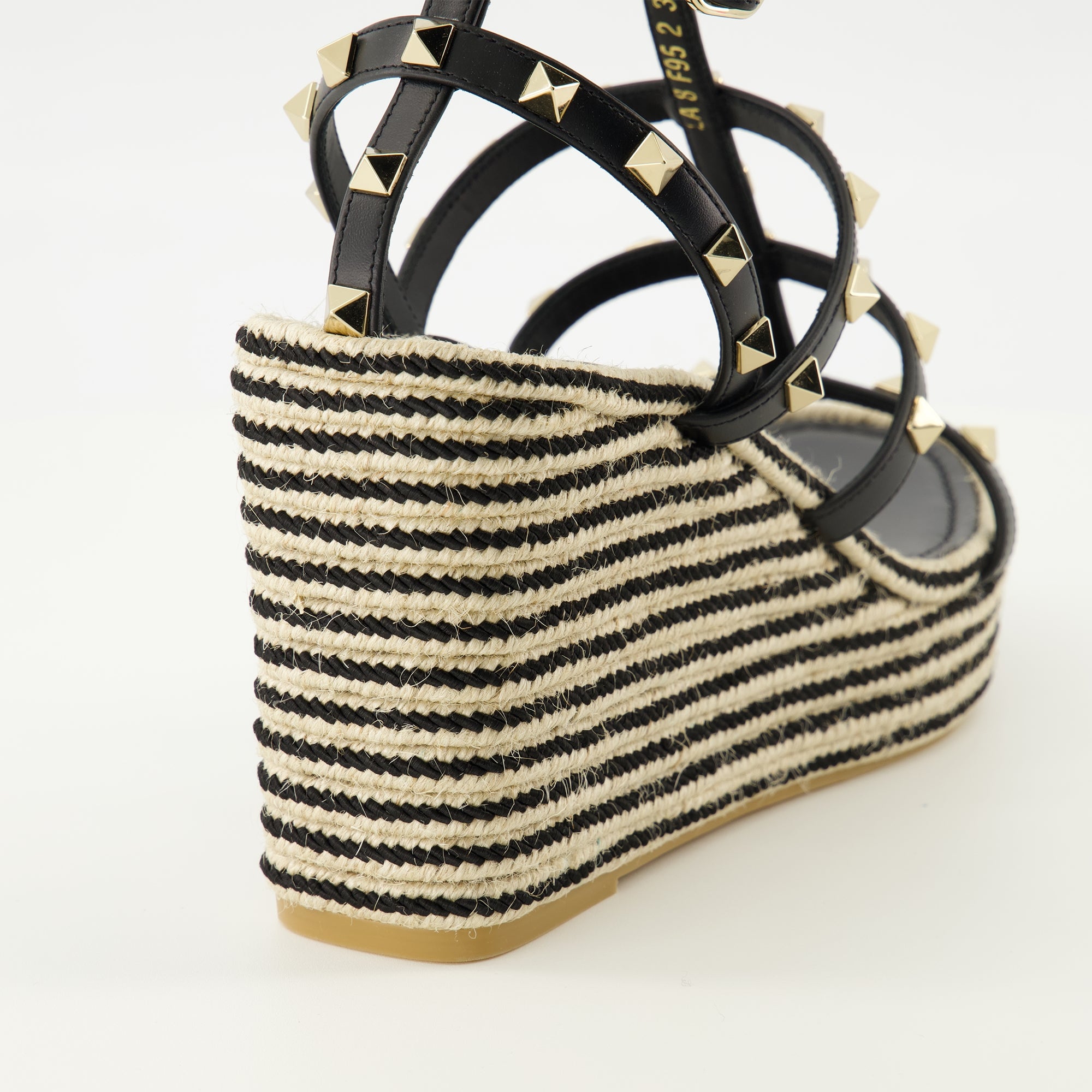 Image de l'article Sandales Compensées Rockstud noir de la marque Valentino Garavani pour Femme - Saison Printemps-Été 2026 - Vue arrière