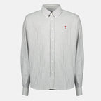Imagen de la camisa blanca a rayas Ami corazón de la marca Ami PARIS para Unisex - Temporada Otoño-Invierno 2025 - Vista Frontal
