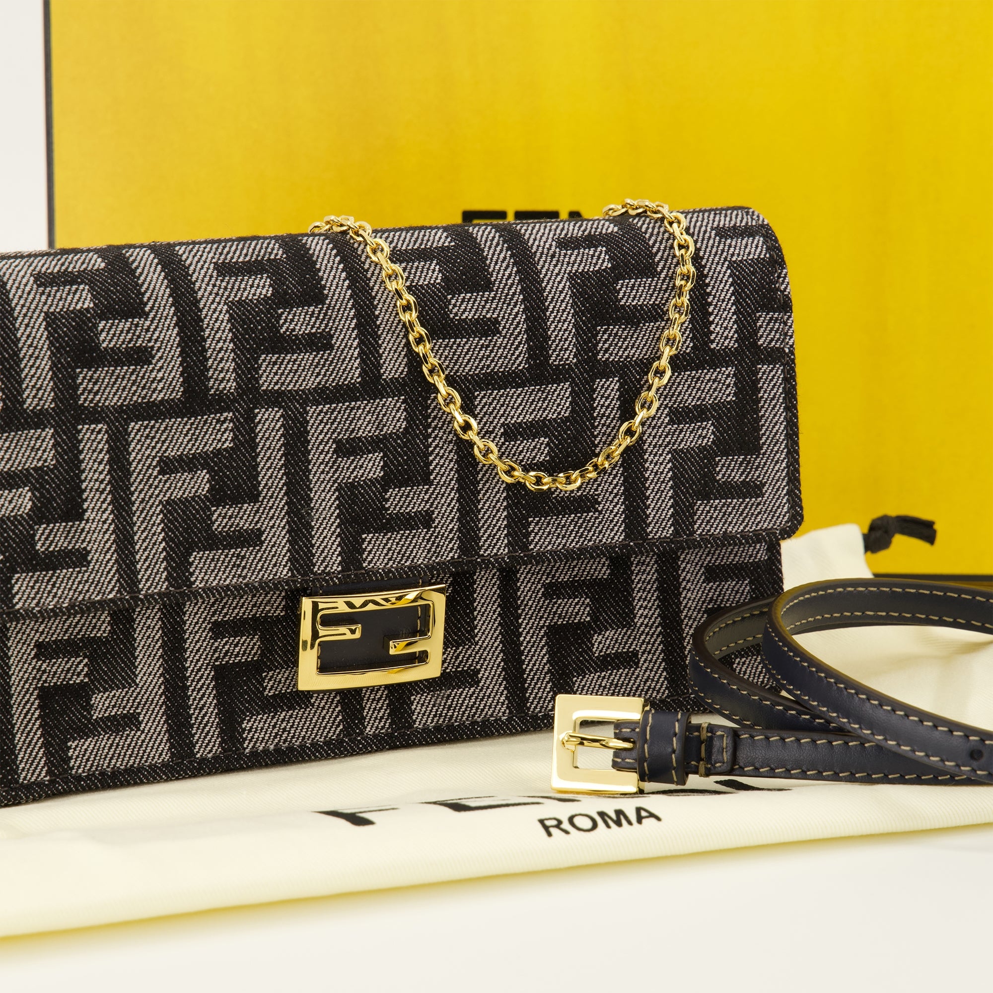 フェンディの女性用FFグレー デニムチェーンバゲットウォレットの画像 - 秋冬2025 - 詳細ビュー 2