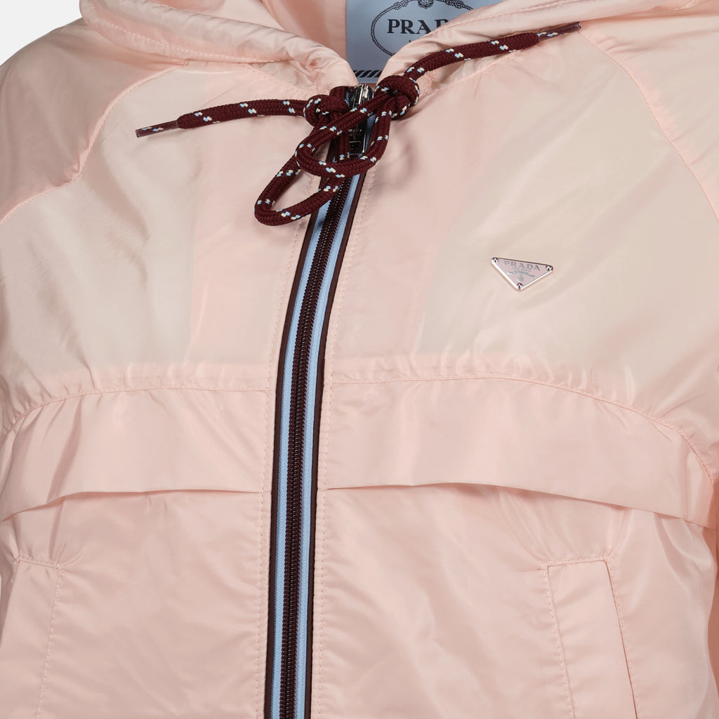Bild des kurzen rosa Re-nylon Windbreakers von Prada für Frauen - Frühjahr-Sommer 2026 - Detailansicht 2