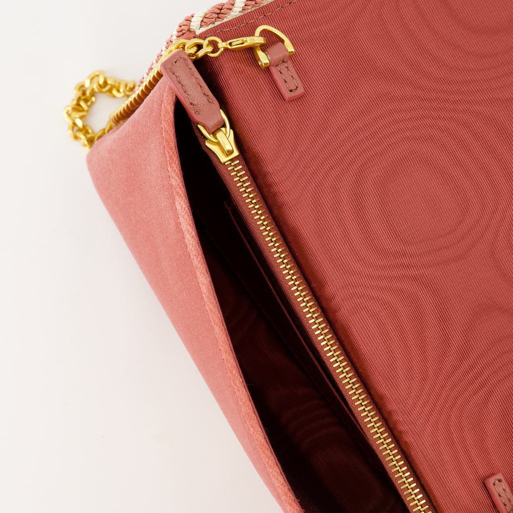 Image of the Valentino Garavani Velvet Clutch for Women - Autumn-Winter 2025 - Detailed View_3