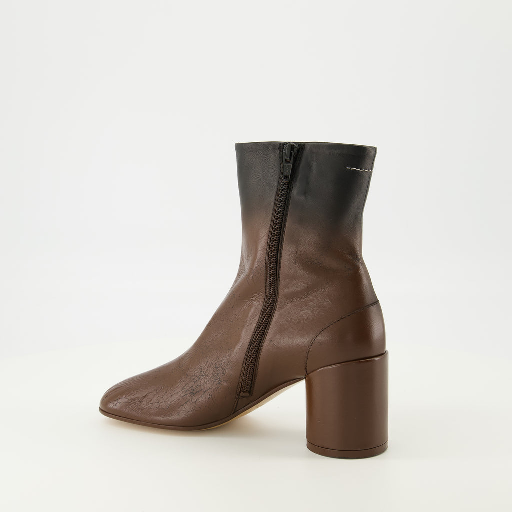 Image de l'article Bottines Anatomic Ankle marron de la marque Mm6 pour Femme - Saison Automne-Hiver 2025 - Vue trois quarts arrière droite