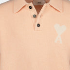 Bild des hellrosa Herz-Polos der Marke Ami PARIS für Unisex - Herbst-Winter 2025 - Detailansicht_1