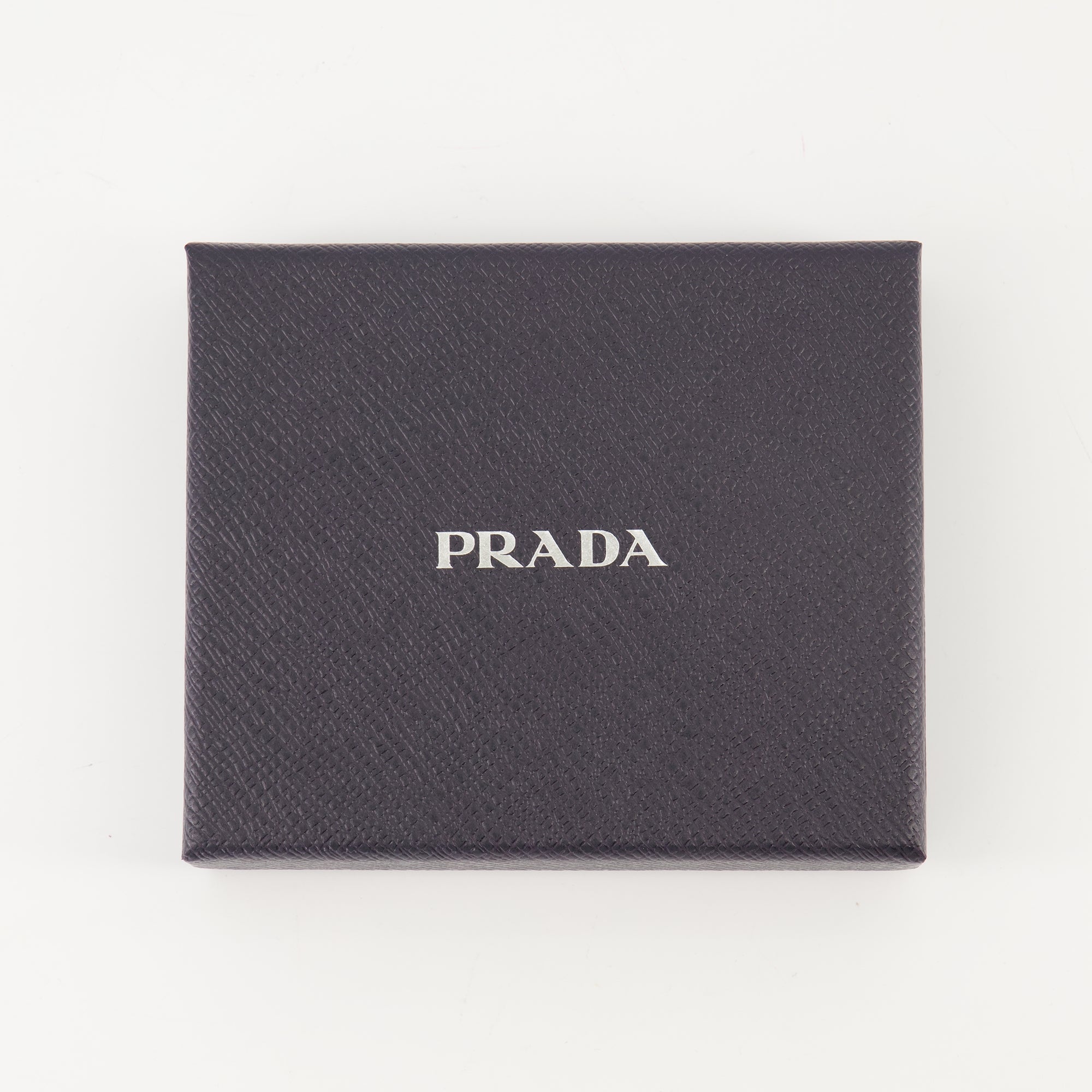 Image of the Prada Women's Saffiano Leather Card Holder - Fall-Winter 2025 - Detailed View_3