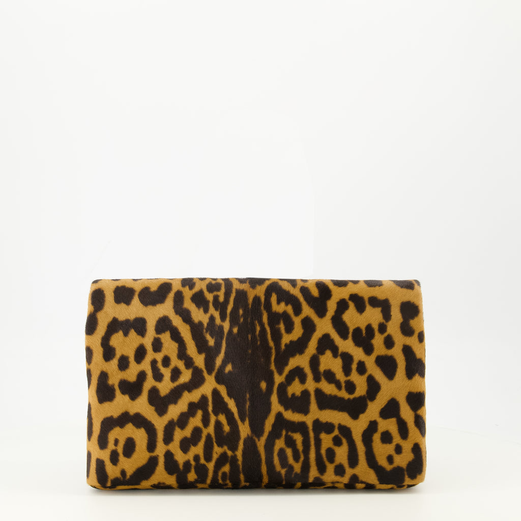 Imagen del bolso efecto pony marrón Cassandre de la marca Saint Laurent para Hombre - Temporada Primavera-Verano 2026 - Vista Trasera