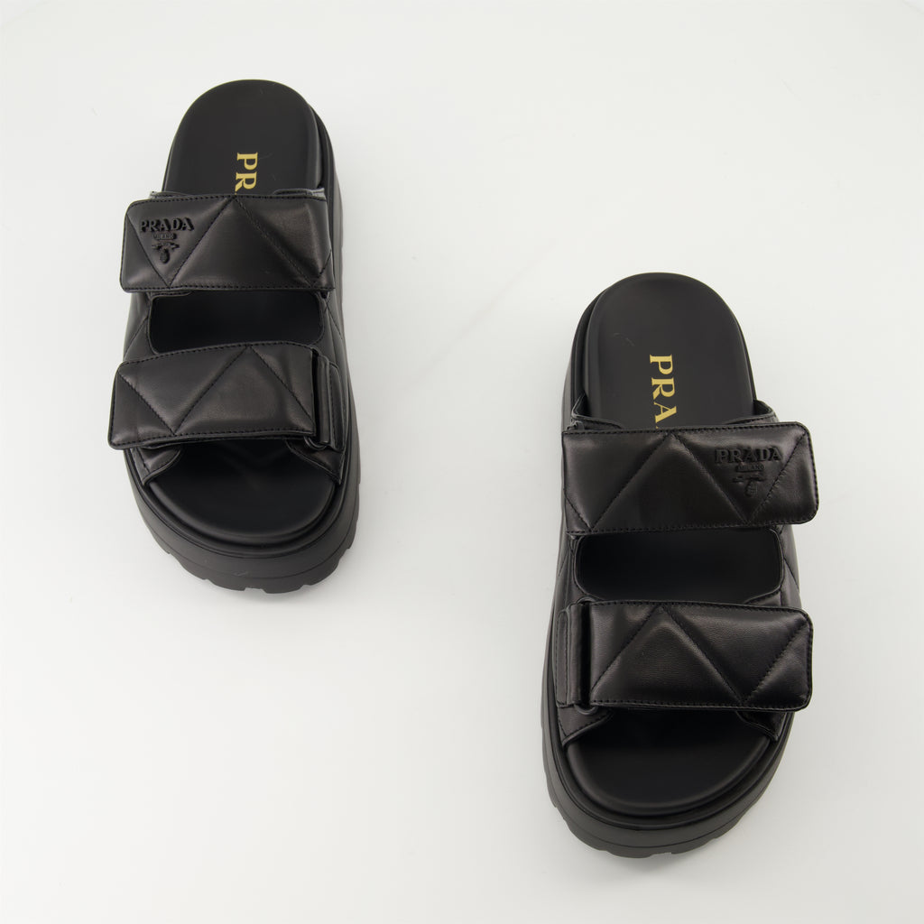 Sapatos abertos Mules de Couro Matelassé Prada Preto Femme