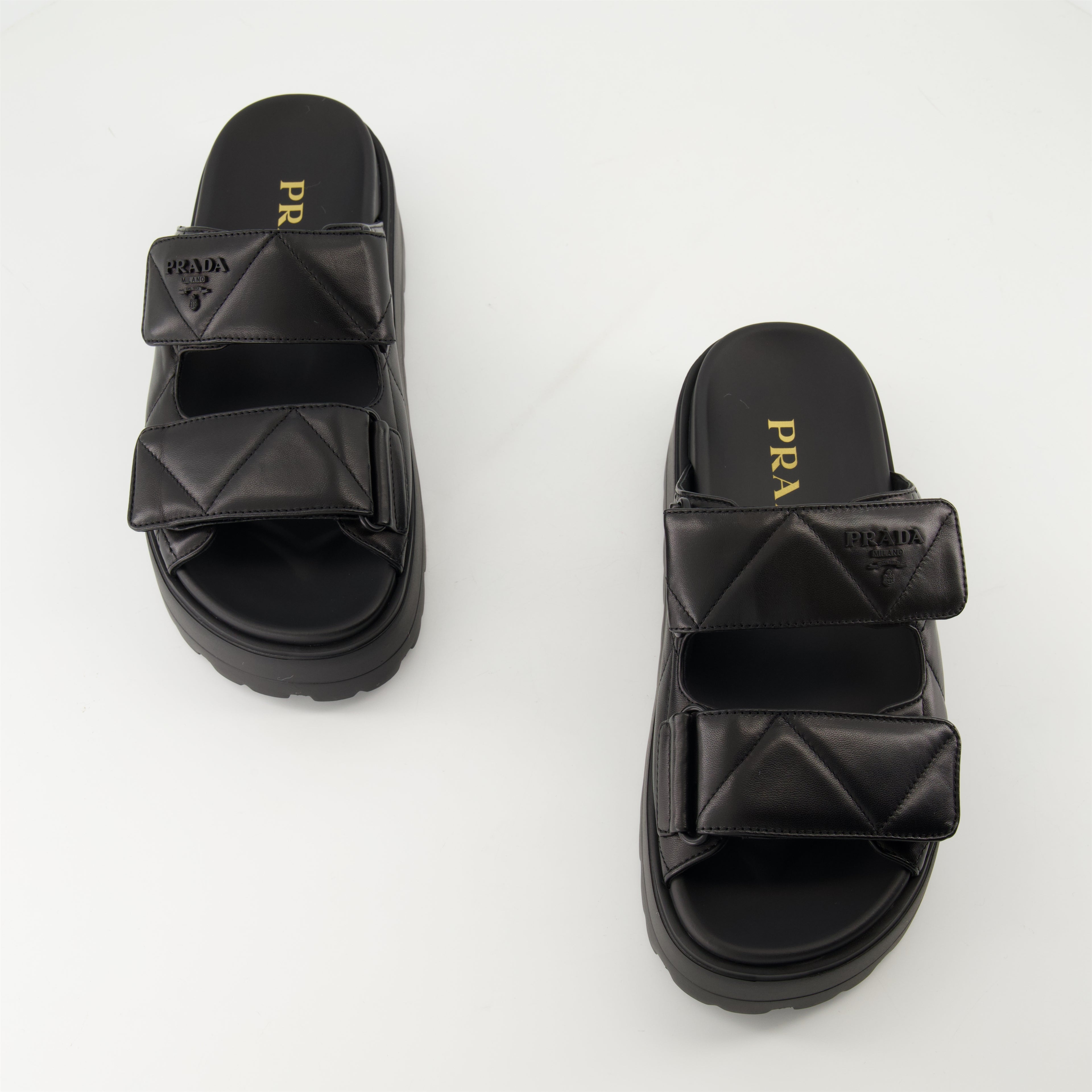 Zapatos abiertos Mules de Cuero Acolchadas Prada Negro Femme