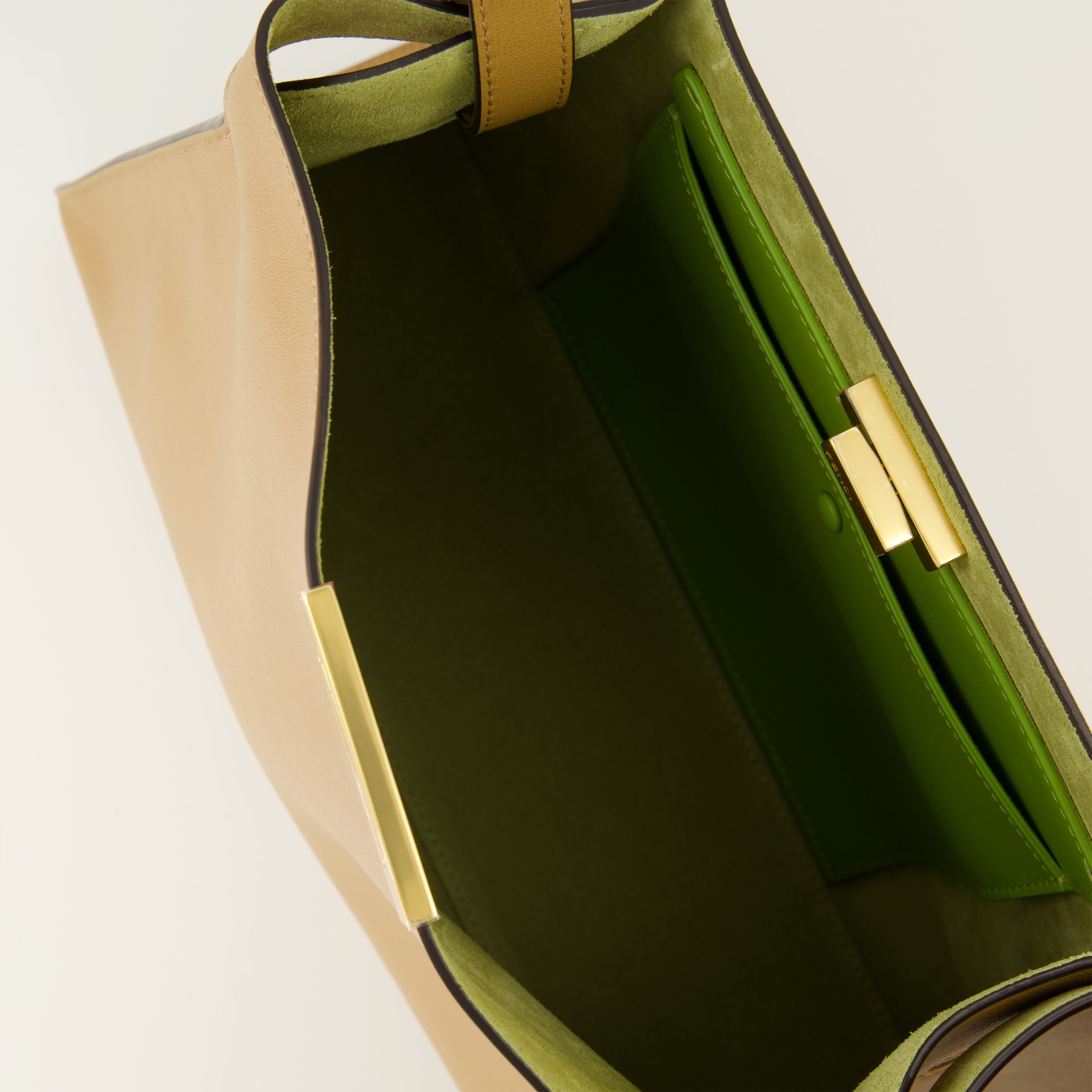 Image de l'article Sac Fendi Way medium en cuir beige de la marque Fendi pour Femme - Saison Printemps-Été 2026 - Vue détaillée_3