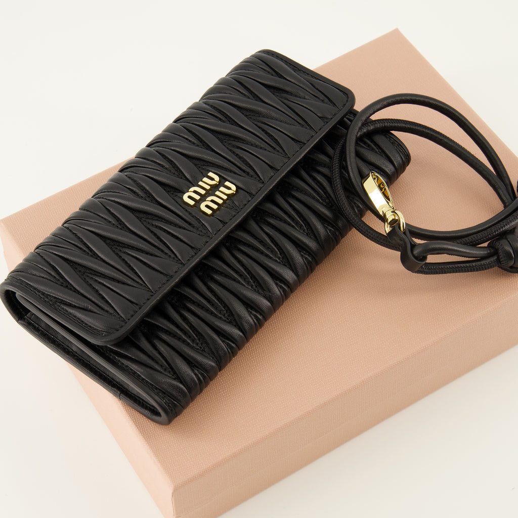 ミュウミュウブランドの女性用ブラッククロスボディ財布の画像 - 2026年春夏 - 詳細ビュー_2