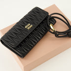 Immagine del portafoglio a tracolla nero del marchio Miu Miu per donna - Collezione Primavera-Estate 2026 - Vista Dettagliata_2