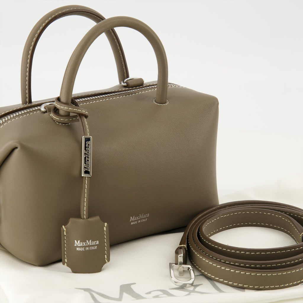 Imagem da pequena bolsa Boston em couro caqui da marca Max Mara para Mulher - Coleção Primavera-Verão 2026 - Vista Detalhada_2