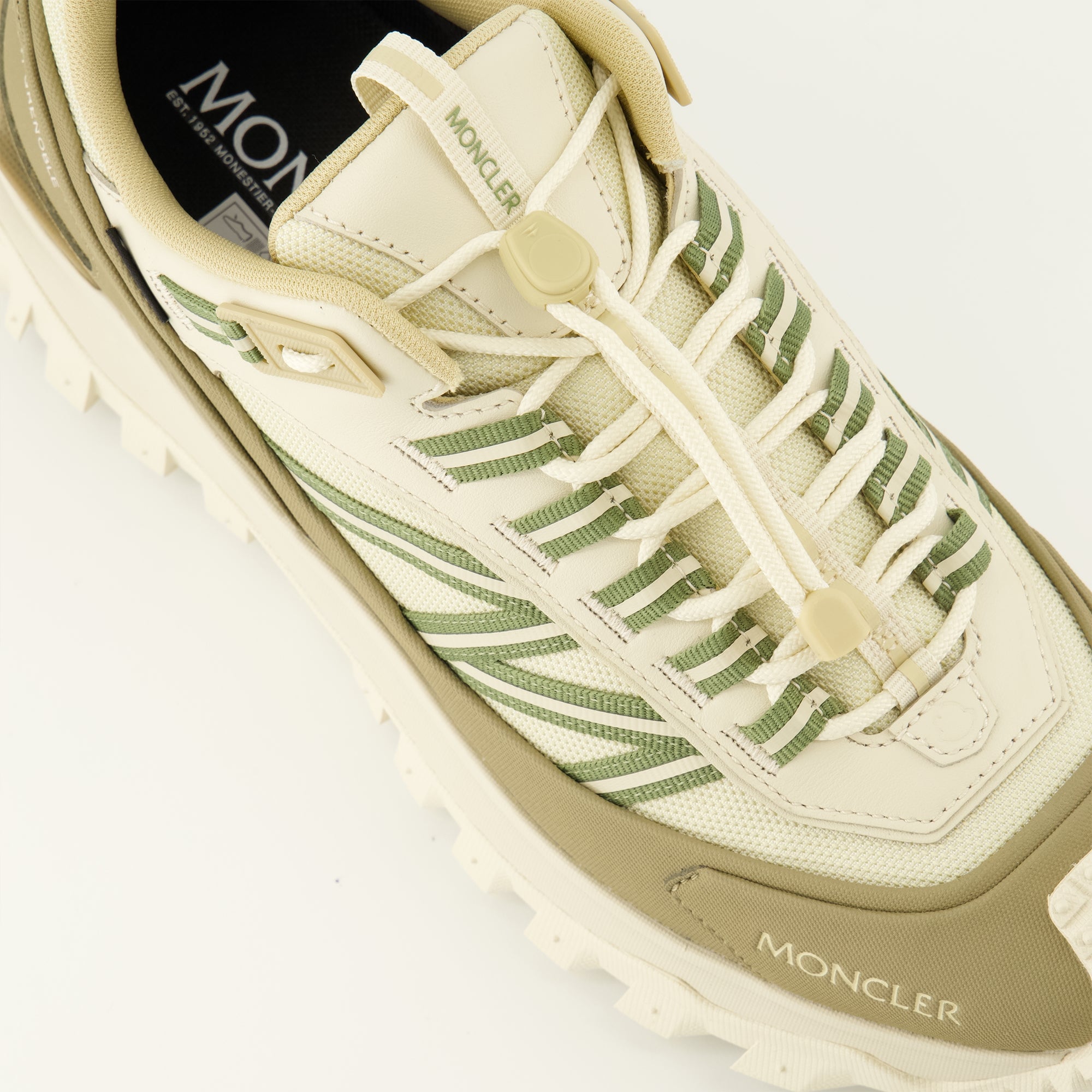 Image de l'article Baskets Trailgrip GTX beige de la marque Moncler pour Homme - Saison Printemps-Été 2026 - Vue détaillée de haut