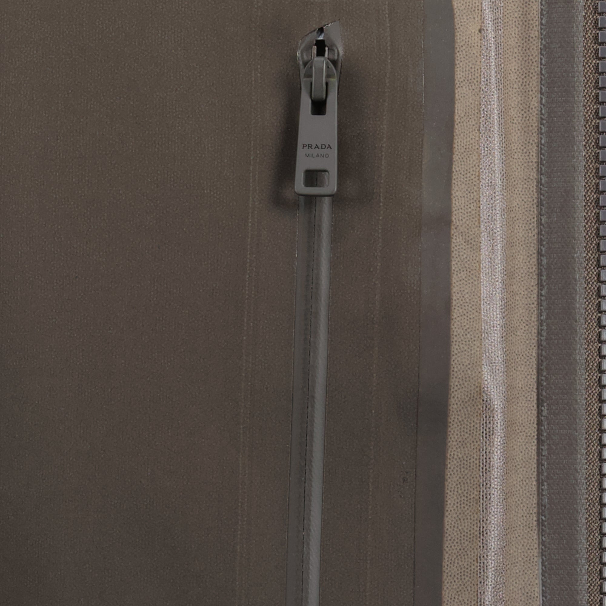 Image de l'article Veste en tissu technique marron de la marque Prada pour Homme - Saison Printemps-Été 2026 - Vue détaillée_2