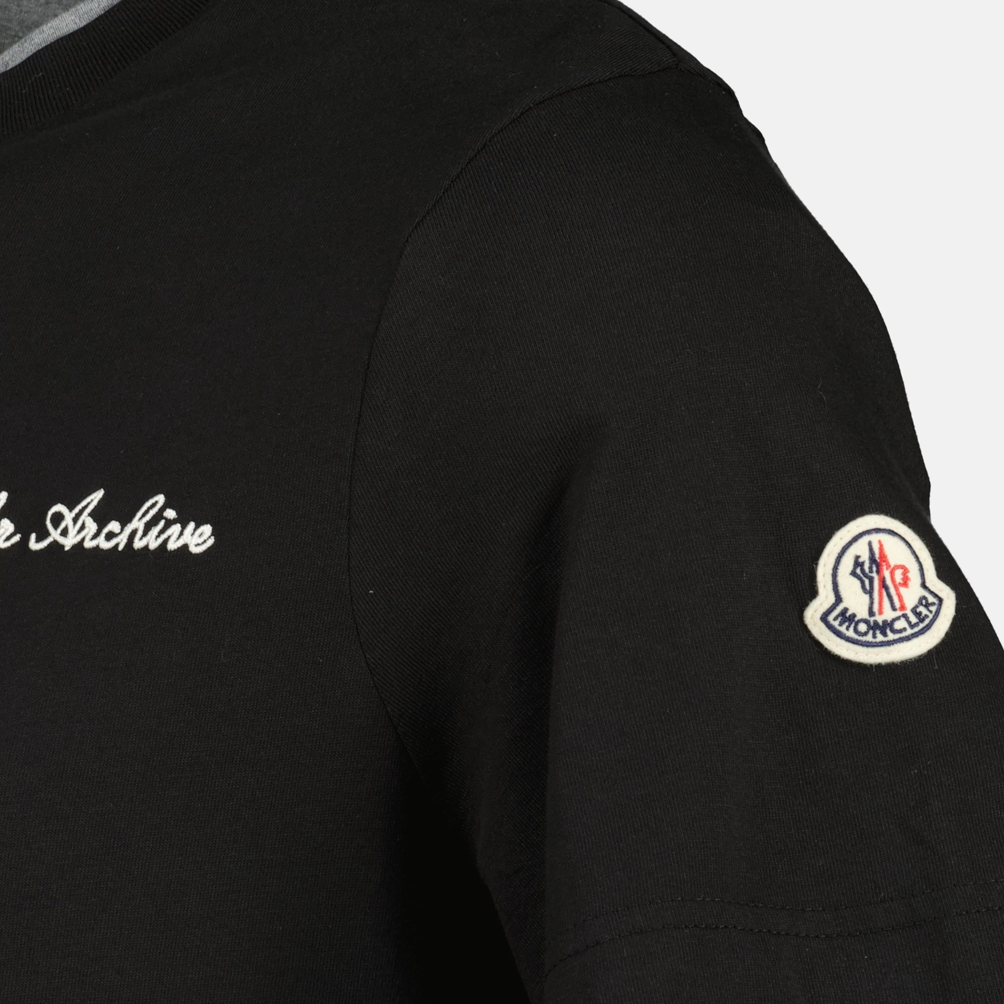 Immagine della T-shirt nera con logo ricamato del marchio Moncler per Uomo - Collezione Primavera-Estate 2026 - Vista Dettagliata_2