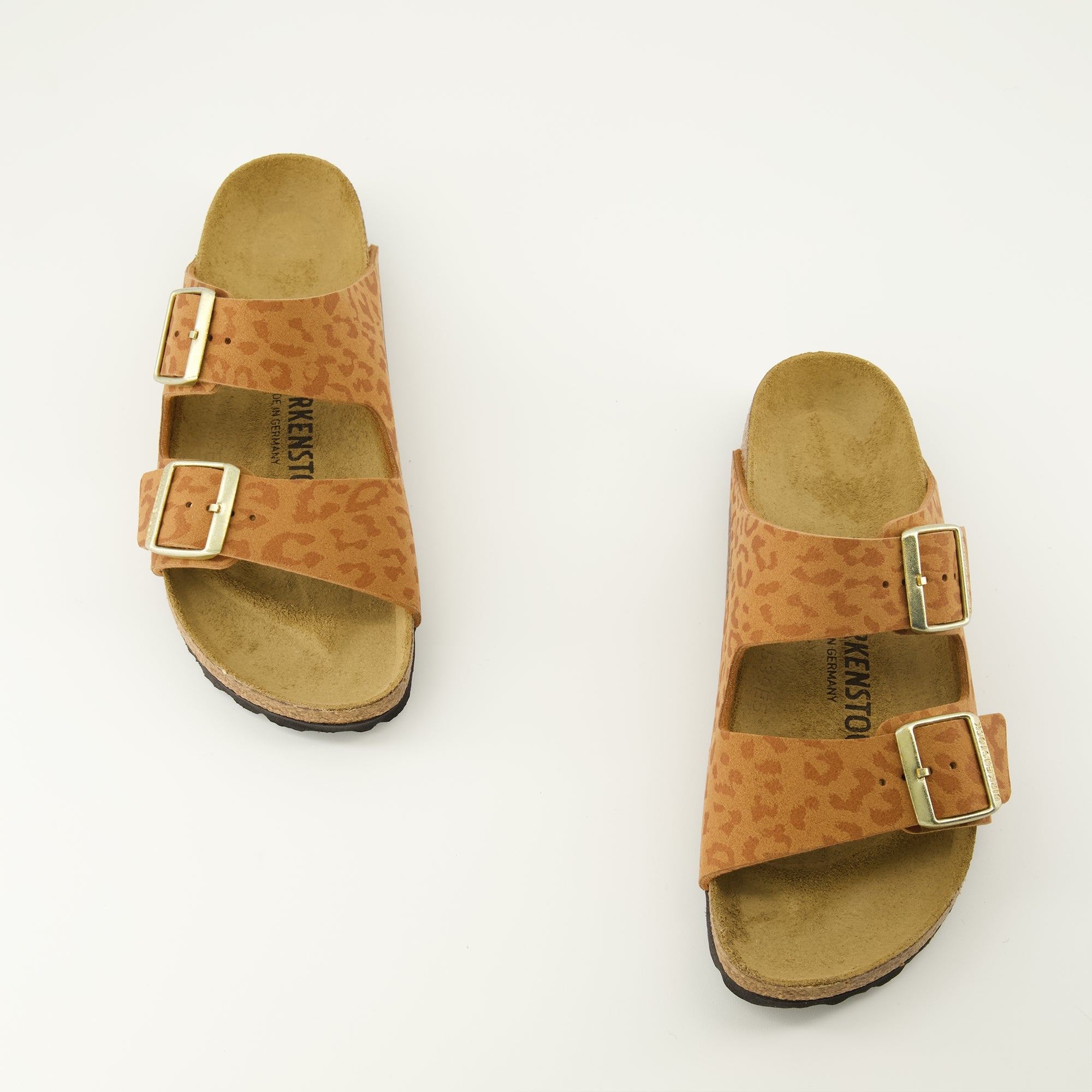 Image de l'article Sandales Arizona motif léopard marron de la marque Birkenstock pour Femme - Saison Printemps-Été 2026 - Vue de dessus paire de chaussure