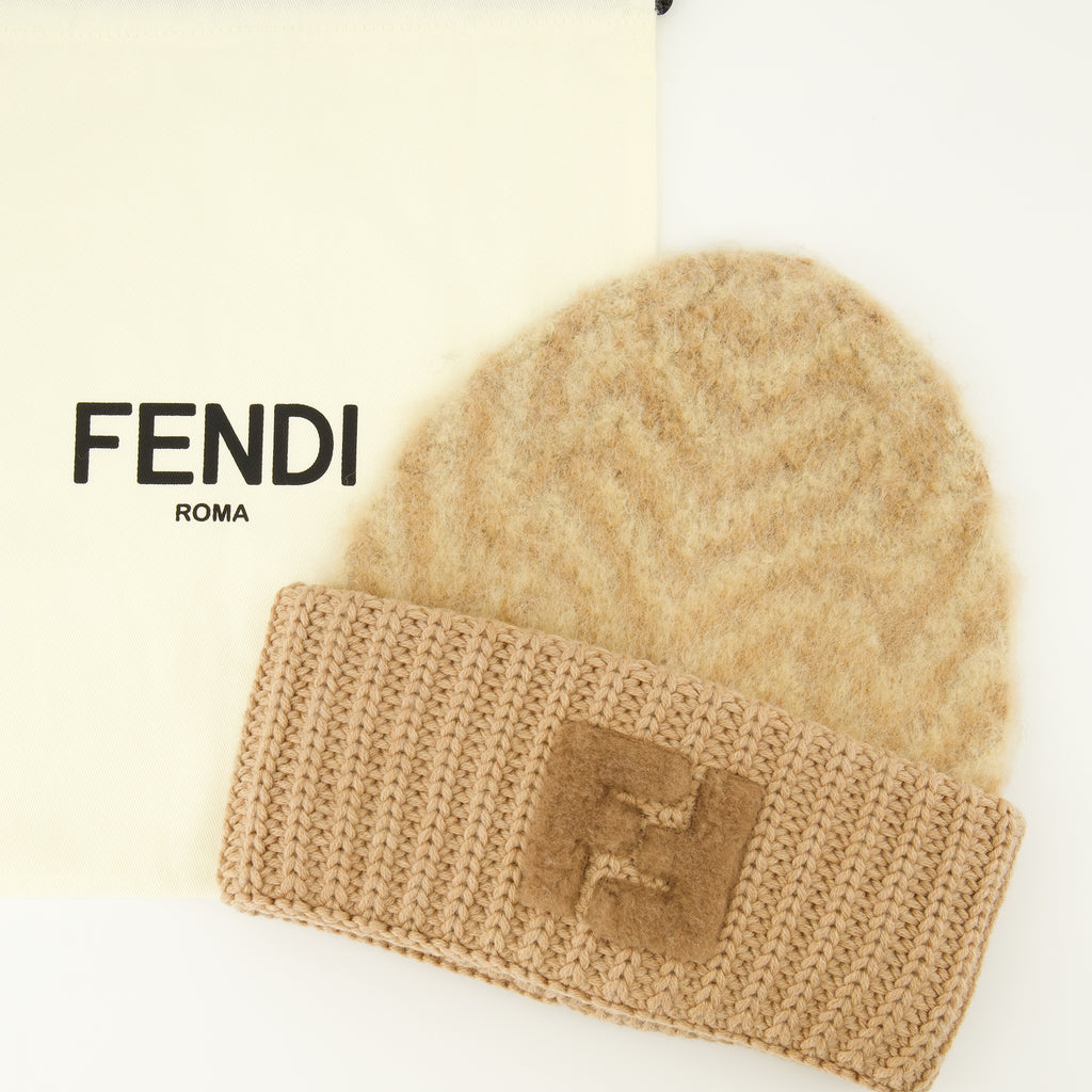 Imagem do gorro de lã castanho da marca Fendi para Mulheres - Temporada Outono-Inverno 2025 - Vista Detalhada_2