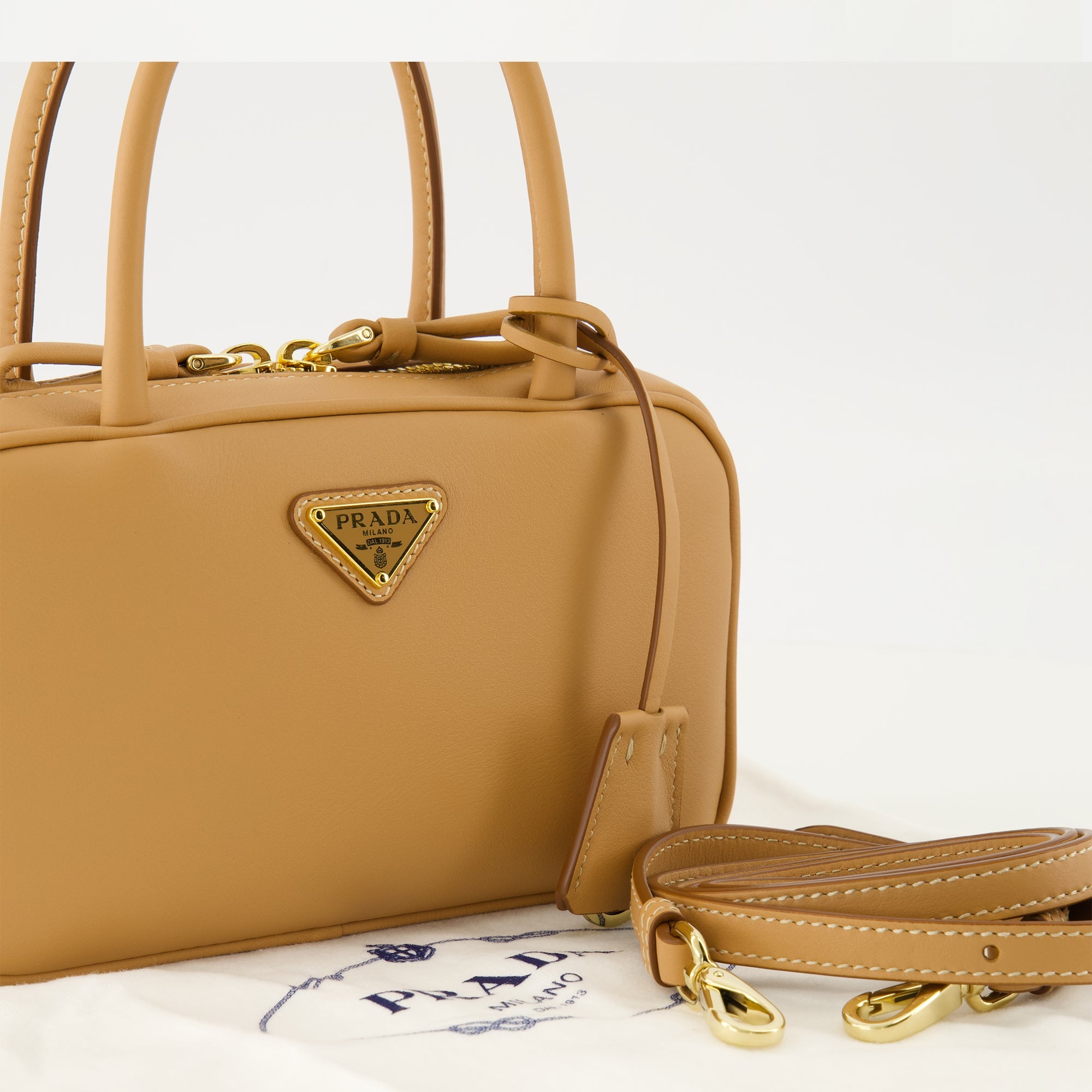 Image de l'article Sac en cuir beige de la marque Prada pour Femme - Saison Printemps-Été 2026 - Vue détaillée_2