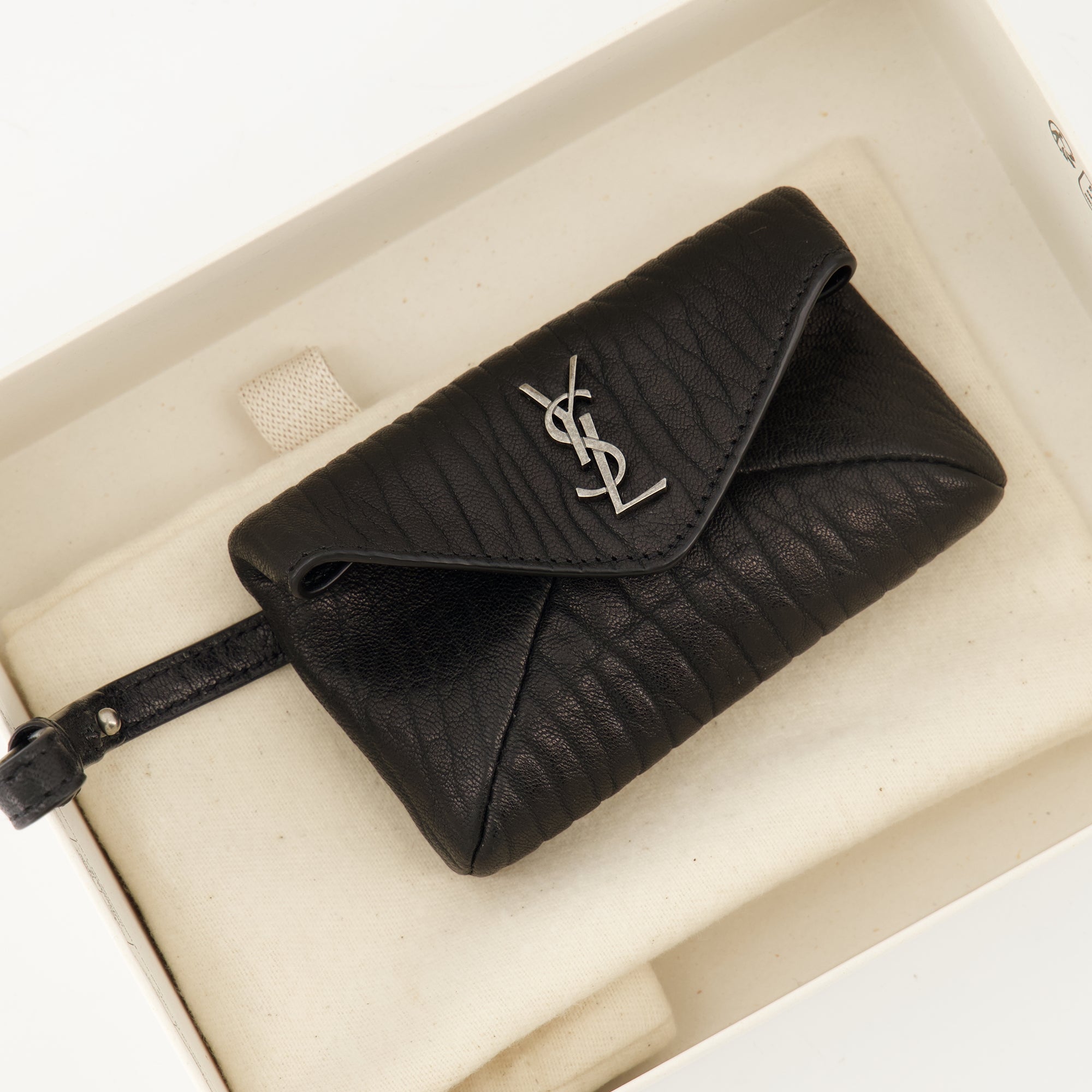 Imagen del artículo Micro Enveloppe Cassandre de la marca Saint Laurent para Mujer - Temporada Otoño-Invierno 2025 - Vista Detallada_2