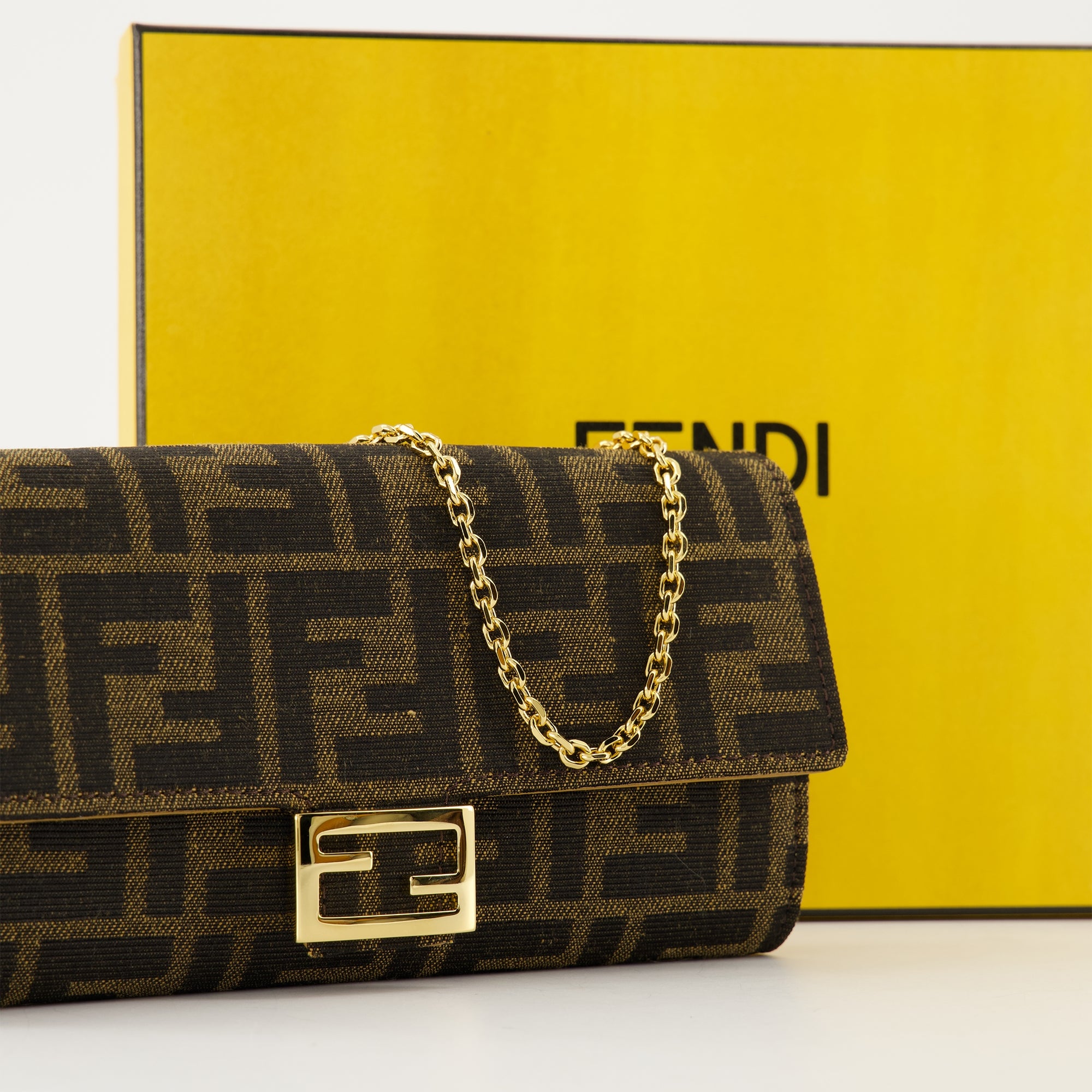 Image de l'article Sac Baguette Chain de la marque Fendi pour Femme - Saison Automne-Hiver 2025 - Vue détaillée_2