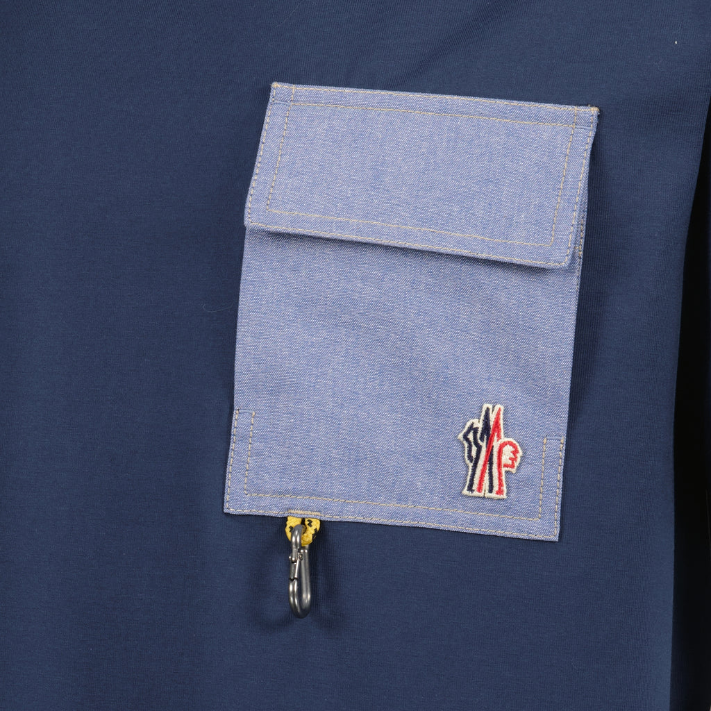 Image de l'article T-shirt avec poche en denim bleu marine de la marque Moncler Grenoble pour Homme - Saison Printemps-Été 2026 - Vue détaillée_1