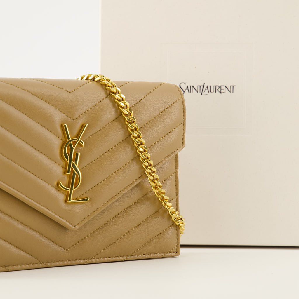 Image de l'article Portefeuilles Enveloppe à chaîne de la marque Saint Laurent pour Femme - Saison Automne-Hiver 2025 - Vue détaillée_2