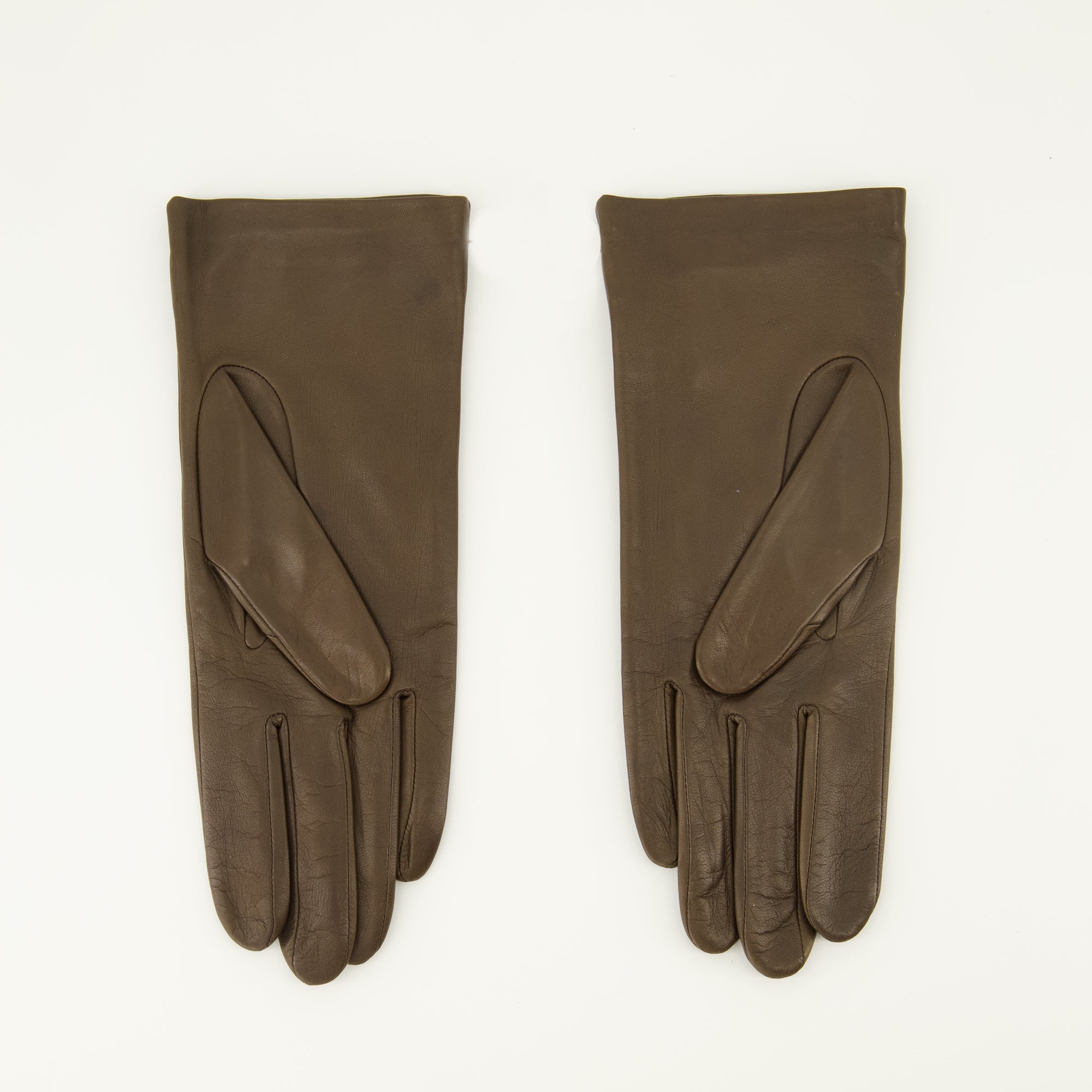 Image de l'article Gants en cuir de la marque Ami PARIS pour Femme - Saison Automne-Hiver 2025 - Vue de Dos