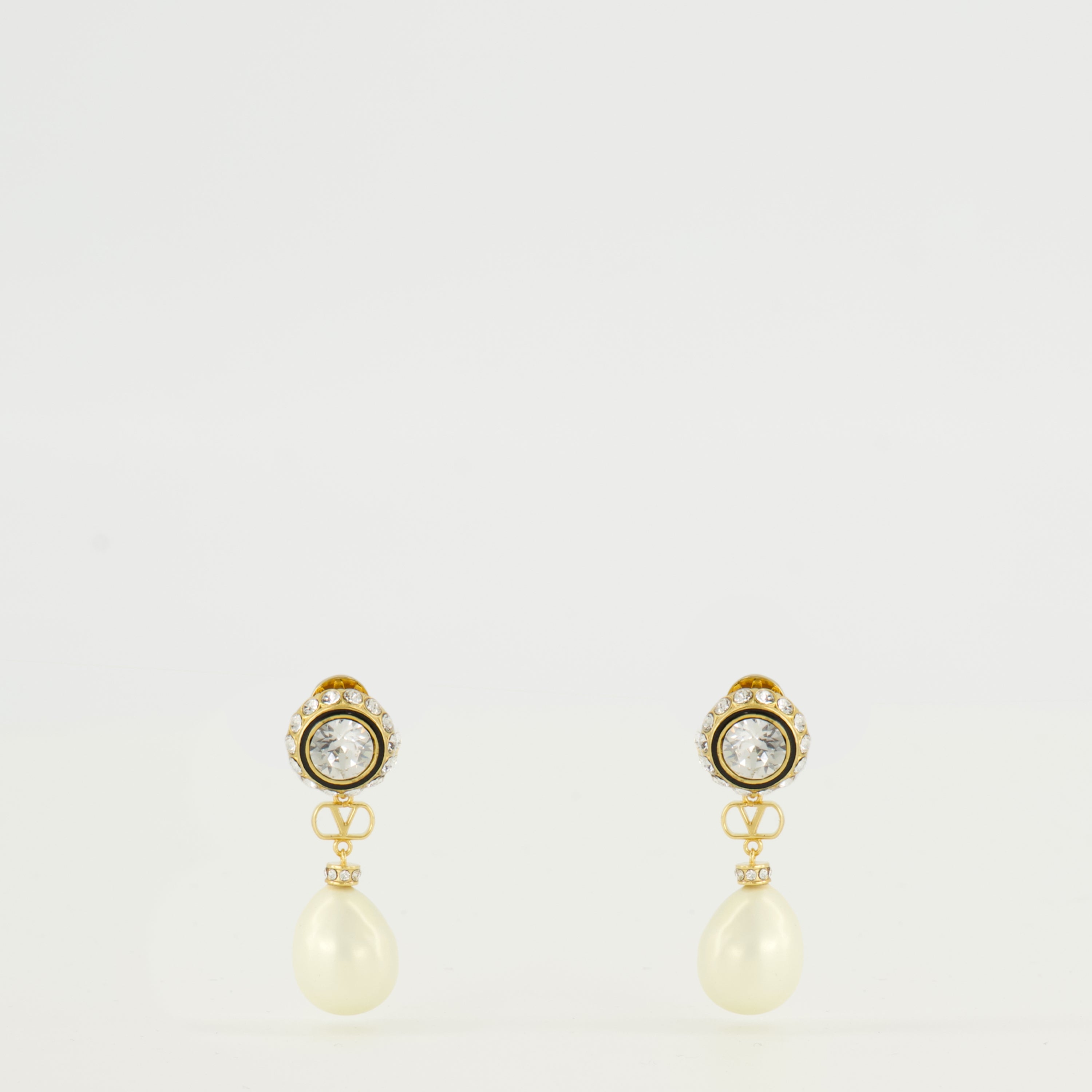 Imagem dos brincos Vlogo com pérolas e cristais dourados da marca Valentino Garavani para Mulheres - Coleção Primavera-Verão 2026 - Vista Frontal