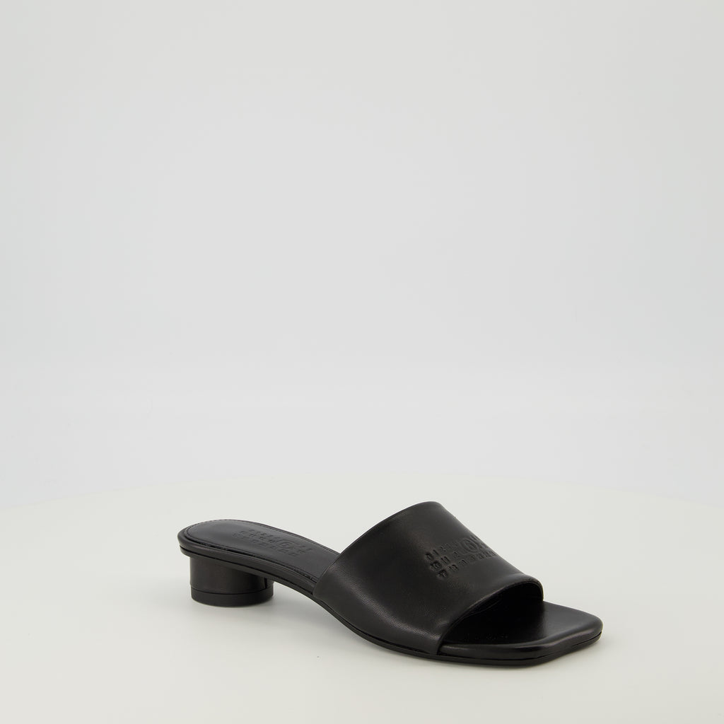 Image de l'article Sandales Anatomic noir de la marque Mm6 pour Femme - Saison Printemps-Été 2026 - Vue trois quarts avant droite