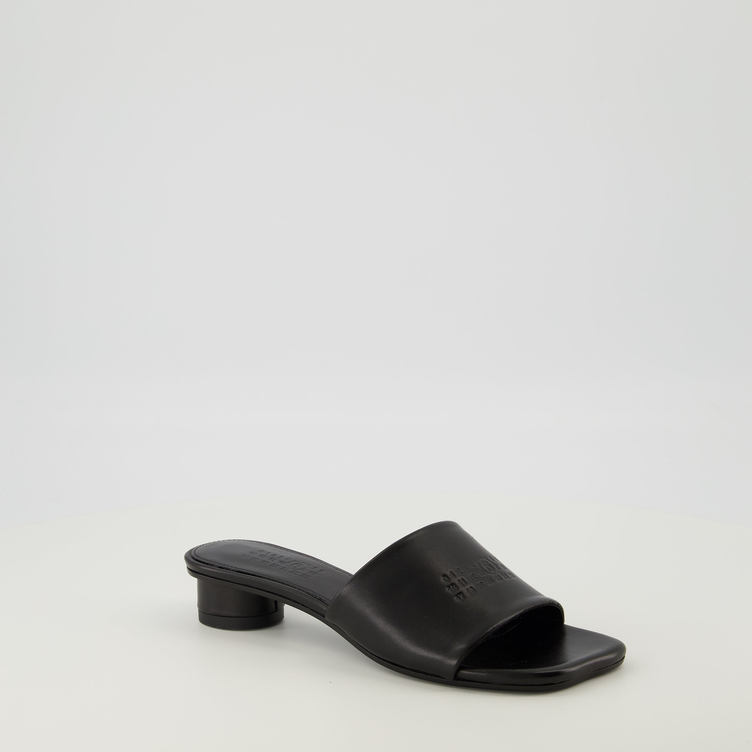 Image de l'article Sandales Anatomic noir de la marque Mm6 pour Femme - Saison Printemps-Été 2026 - Vue trois quarts avant droite