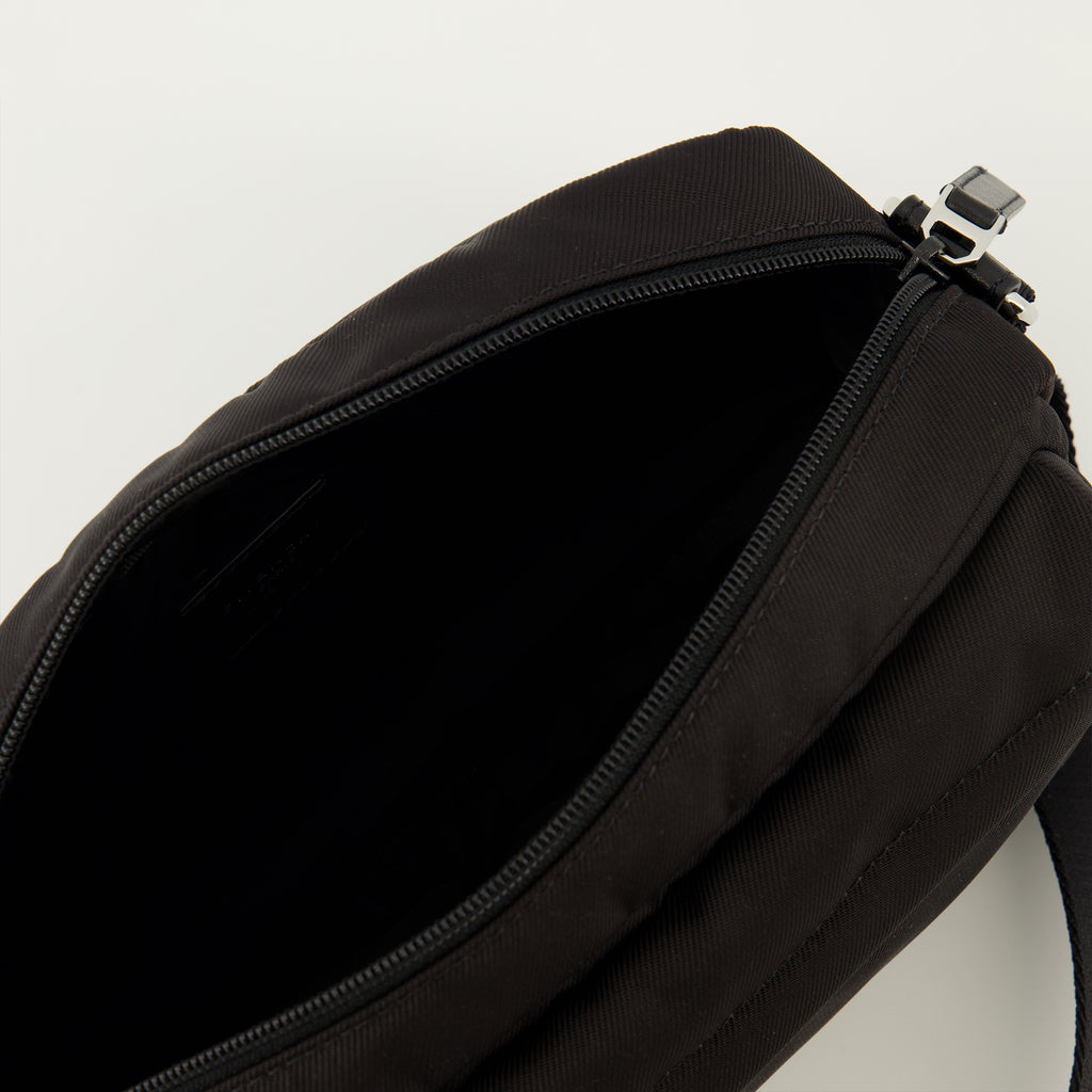Image of the Givenchy Essential U Black Bag for Men - Spring-Summer 2026 - Detailed View_3