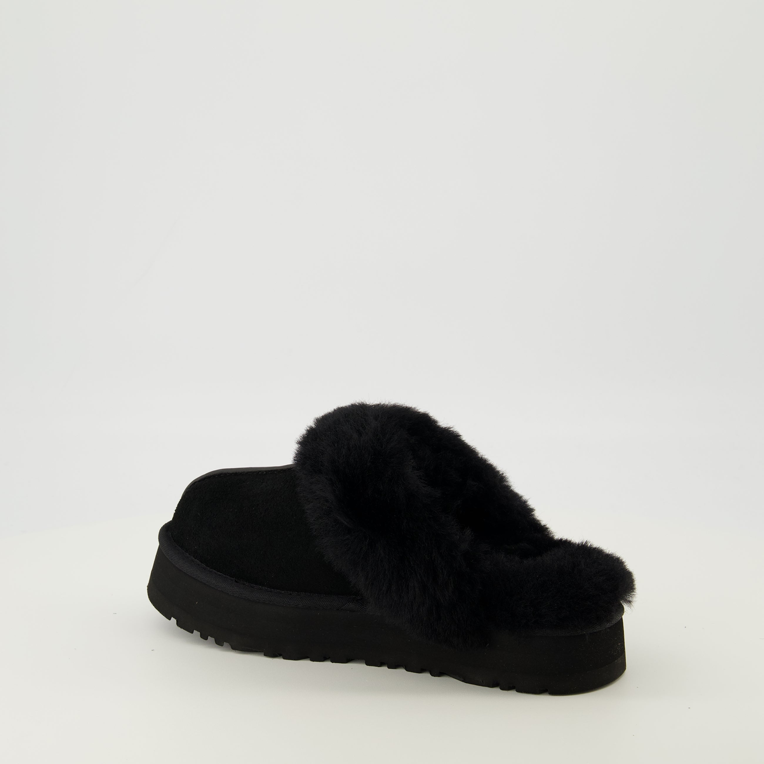 Image de l'article Mules Disquette noir de la marque Ugg pour Femme - Saison Printemps-Été 2026 - Vue trois quarts arrière droite