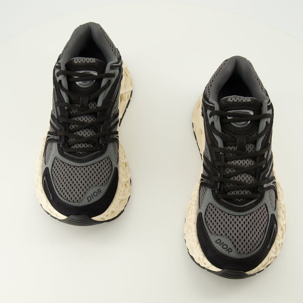 Bild der Dior Herren B35 grauen Sneakers - Frühjahr/Sommer 2026 - Draufsicht auf das Paar Schuhe
