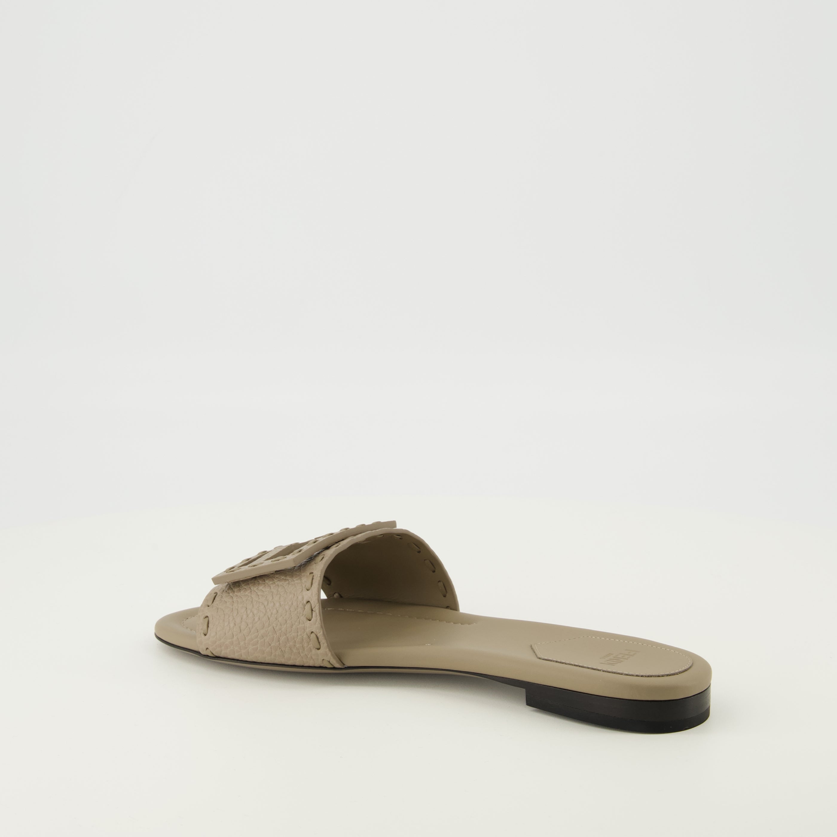 Image de l'article Mules Baguette beige de la marque Fendi pour Femme - Saison Printemps-Été 2026 - Vue trois quarts arrière droite