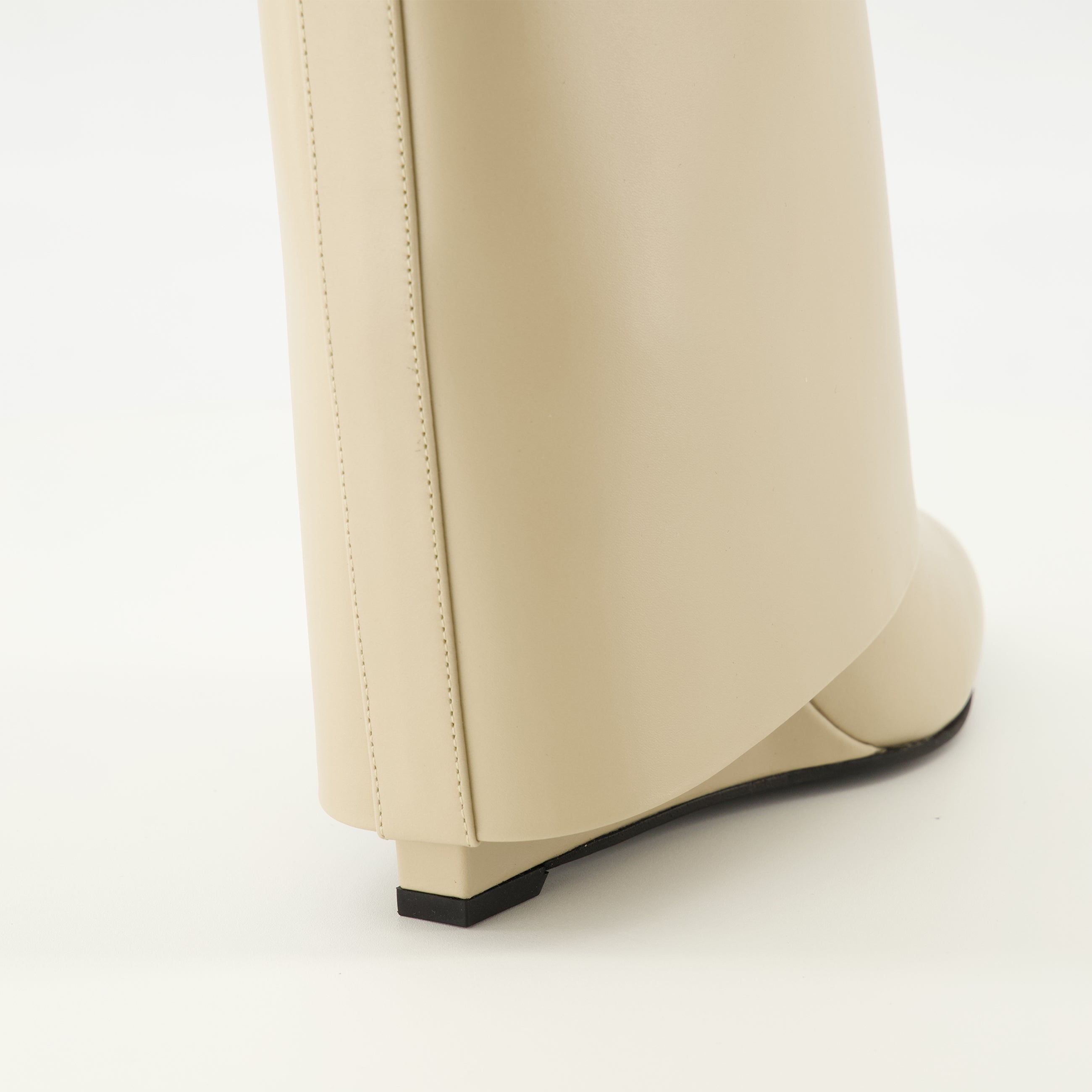 Image de l'article Bottines Shark beige de la marque Givenchy pour Femme - Saison Printemps-Été 2026 - Vue arrière