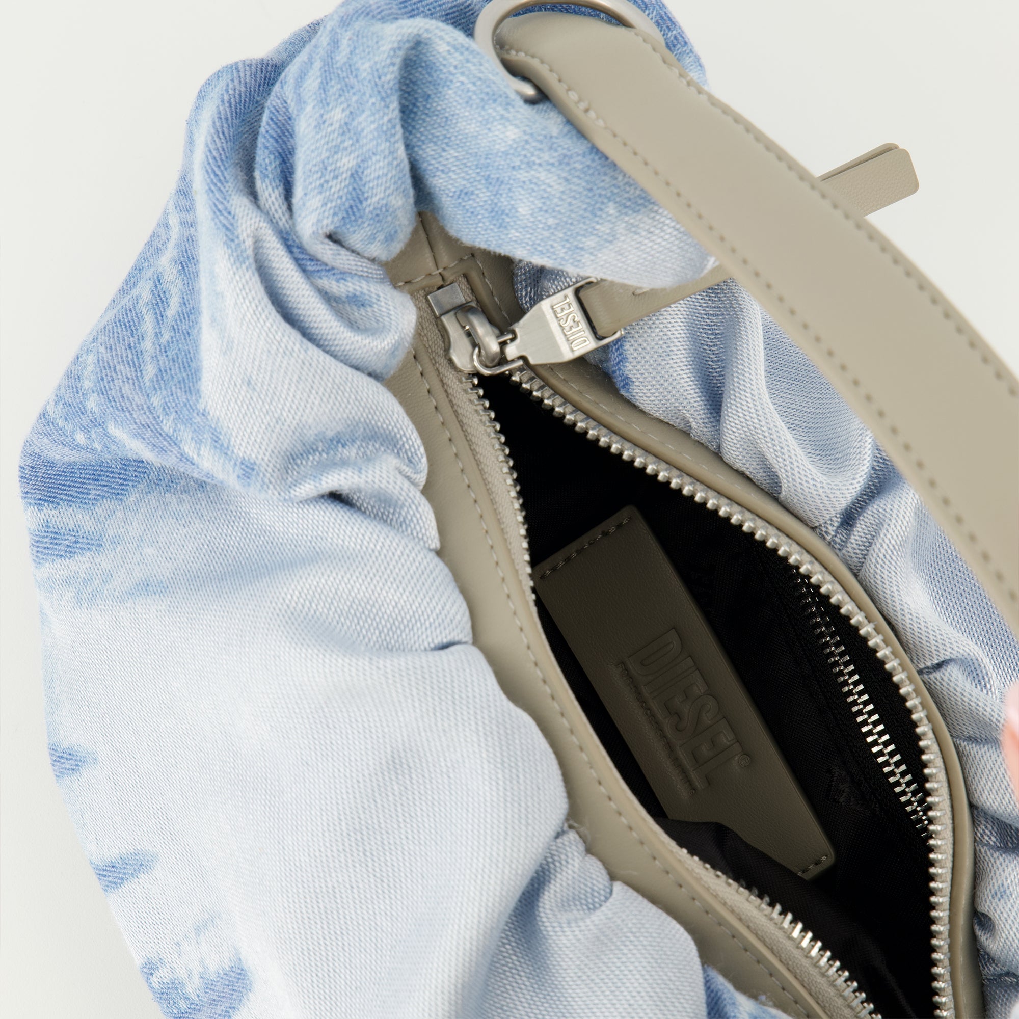 Image de l'article Sac Grab-D Hobo en denim satiné bleu de la marque Diesel pour Femme - Saison Printemps-Été 2026 - Vue détaillée_3