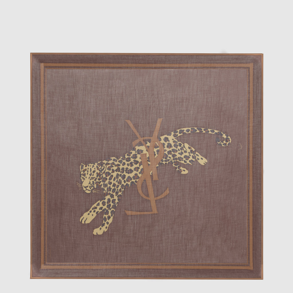 Image de l'article Carré Cassandre en sergé de laine marron de la marque Saint Laurent pour Femme - Saison Printemps-Été 2026 - Vue de Dos