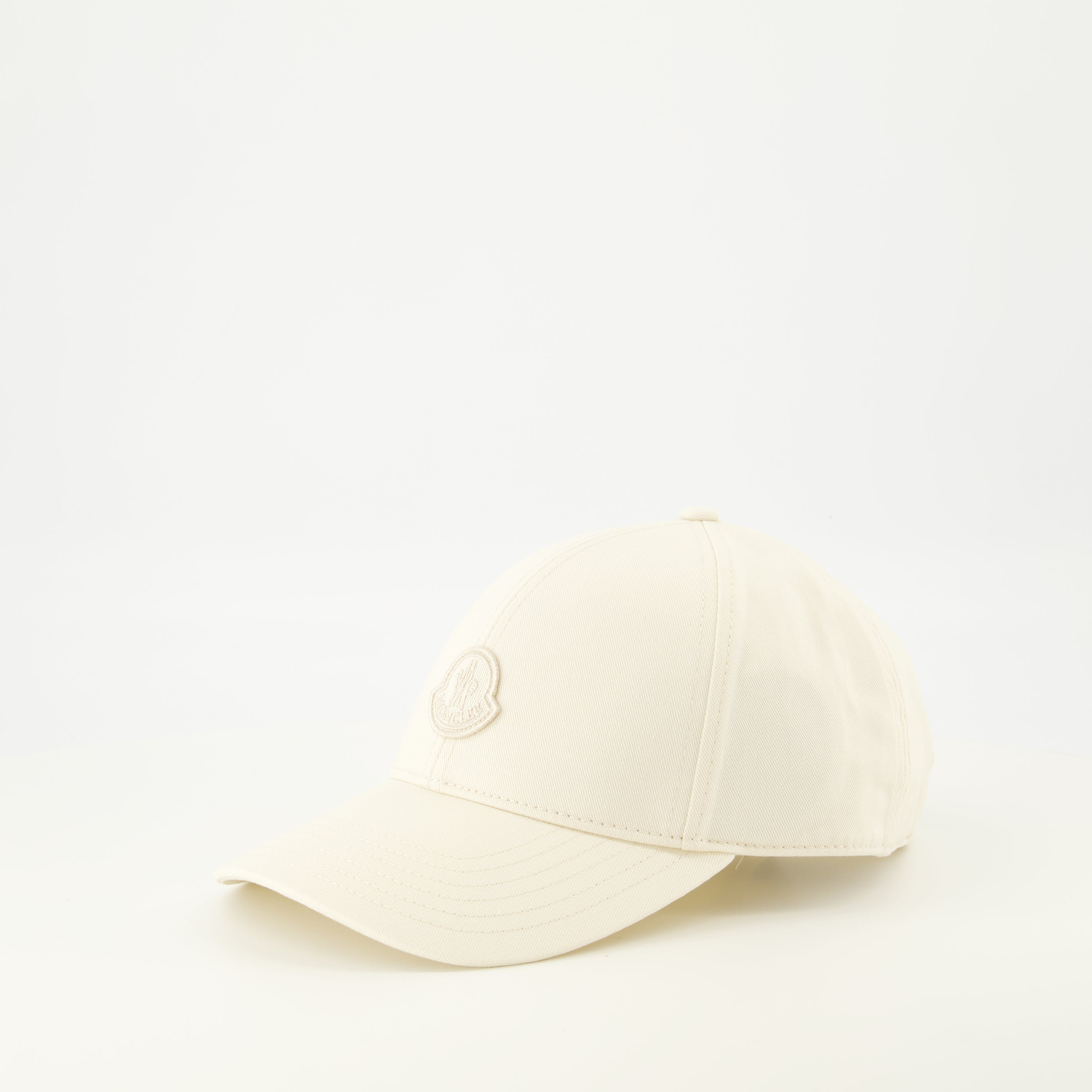 Imagem do chapéu branco com logo da Moncler para Mulher - Temporada Primavera-Verão 2026 - Vista Traseira