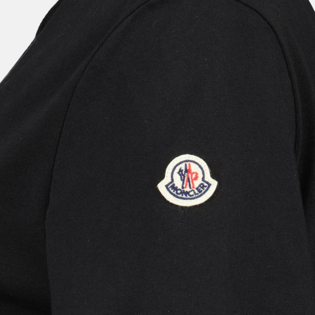 Immagine della maglietta nera con logo ricamato del marchio Moncler per Donna - Stagione Primavera-Estate 2026 - Vista Dettagliata_2