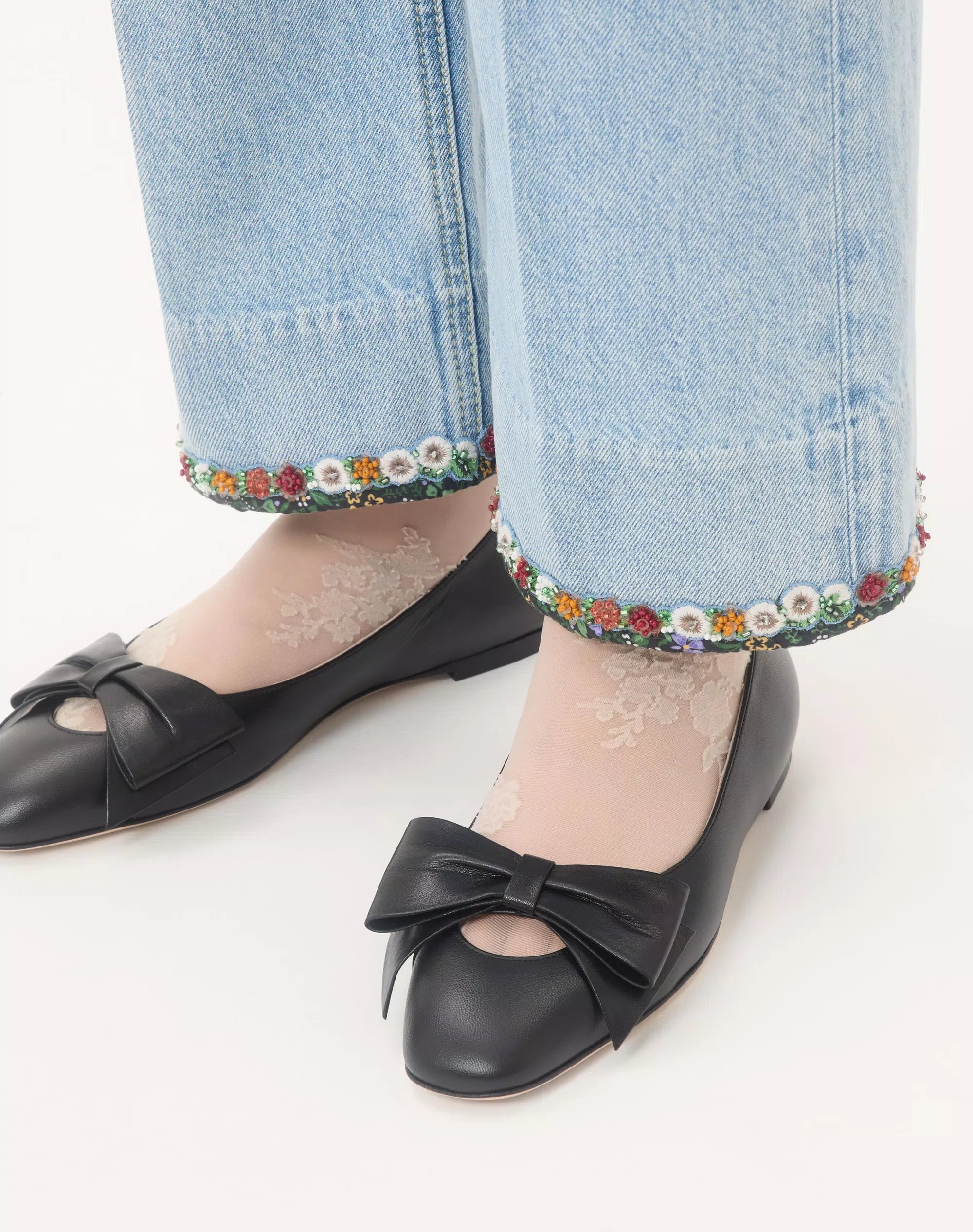 Ballerines Valentino Garavani portées avec un jean