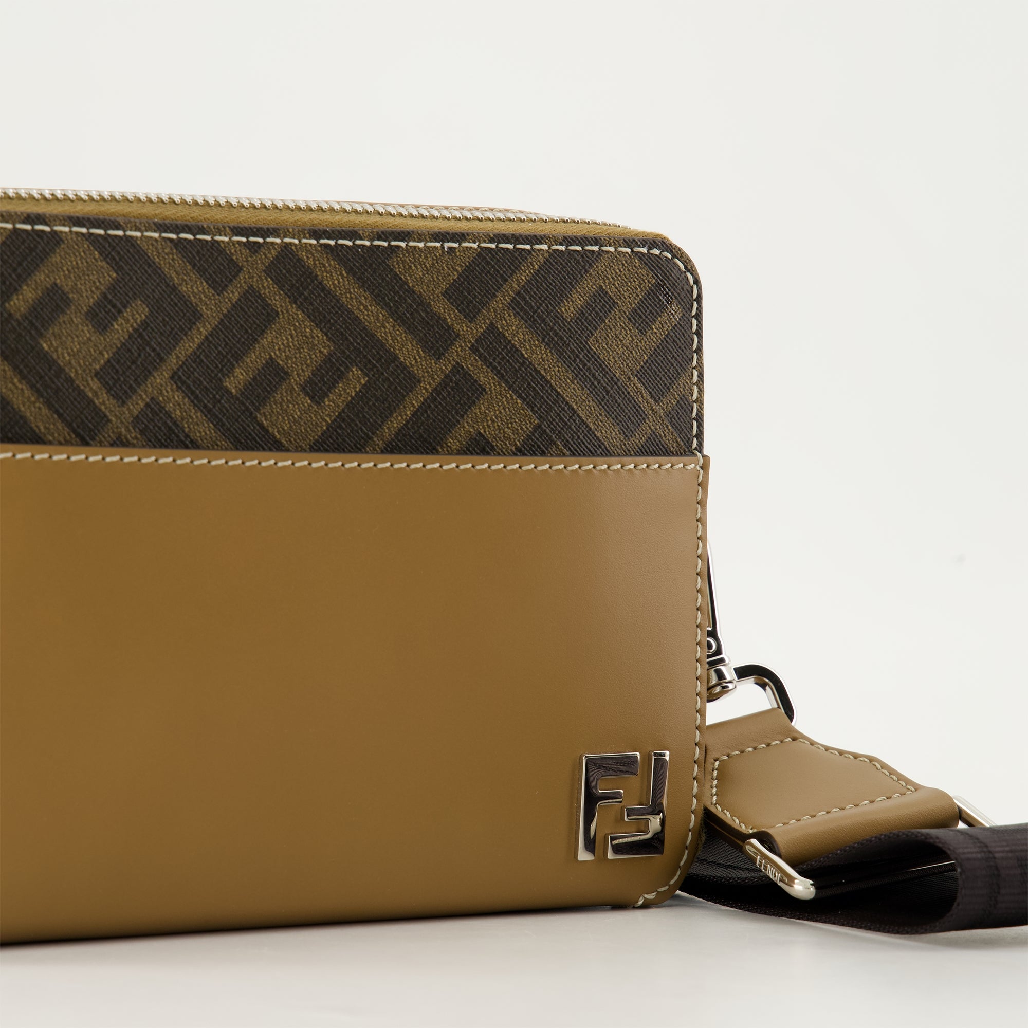 Sacs bandoulière Mini sac en cuir Fendi Marron Homme