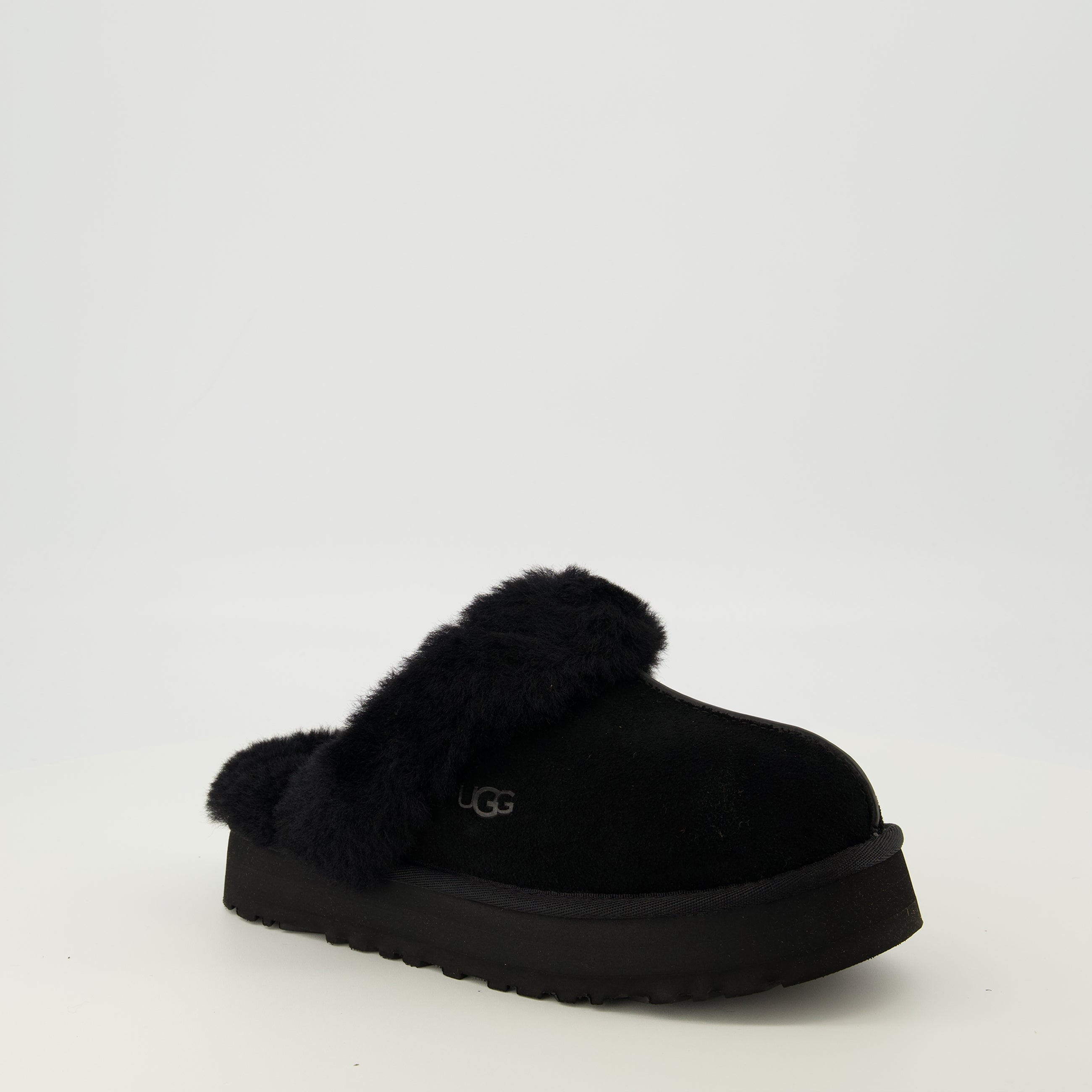 Image de l'article Mules Disquette noir de la marque Ugg pour Femme - Saison Printemps-Été 2026 - Vue trois quarts avant droite