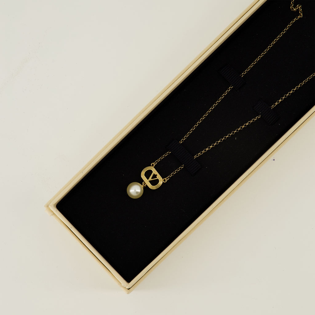 여성을 위한 발렌티노 가라바니 브랜드 VLogo 진주 목걸이 이미지 - 2025 가을-겨울 시즌 - 상세 보기_2