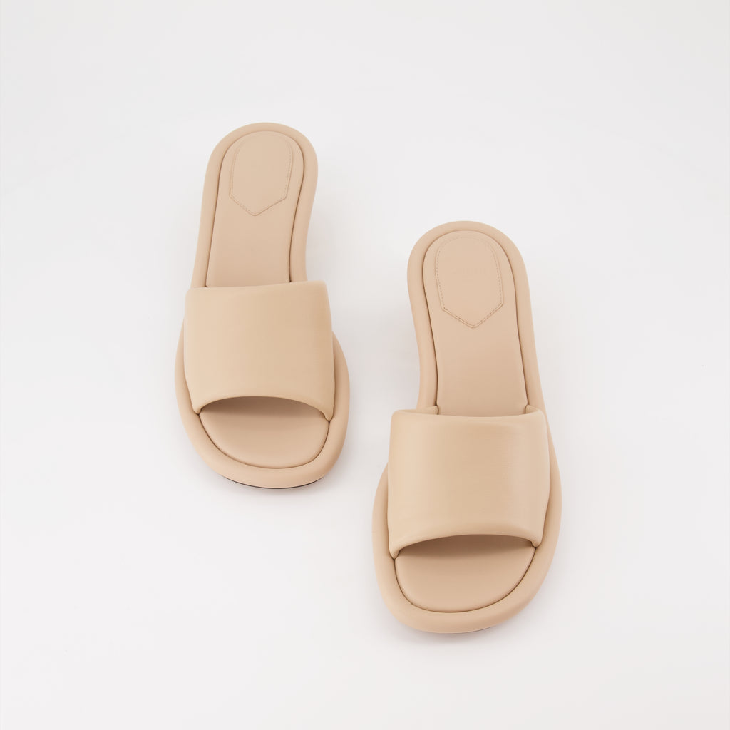 Chaussures ouvertes Sandales à talons en cuir Fendi Beige Femme
