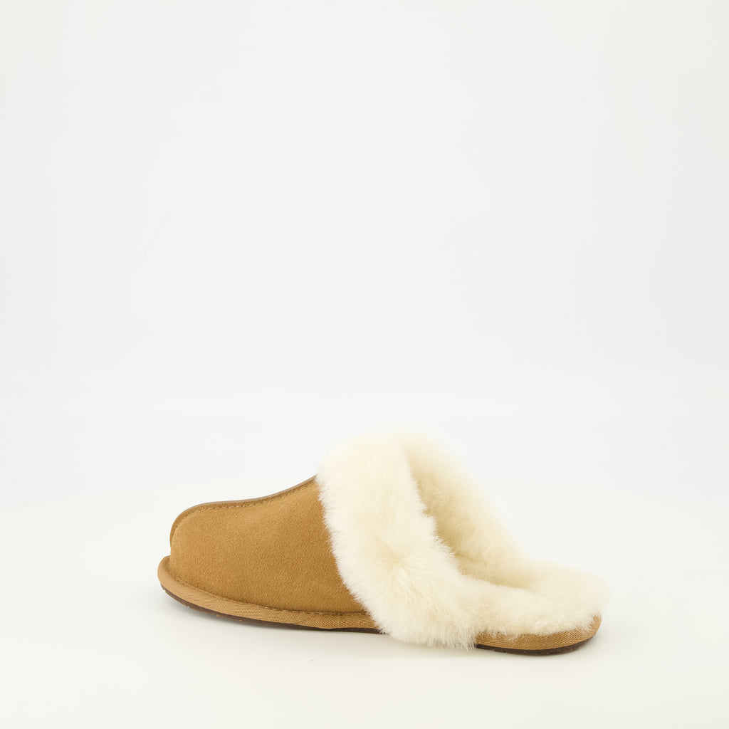 Image of the Ugg Scuffette II brown slippers for Unisex - Spring-Summer 2026 - Detailed View_1