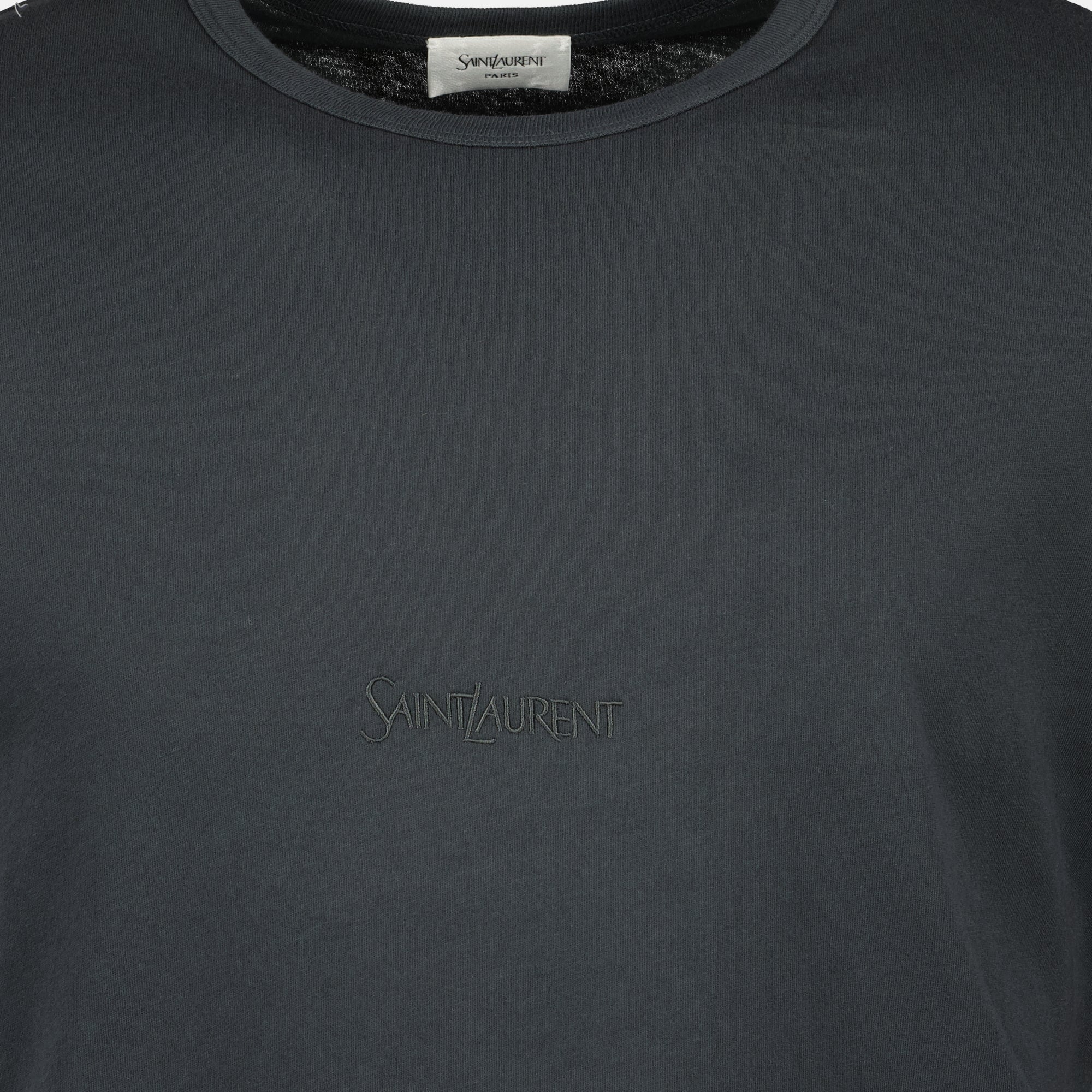 Imagen de la camiseta bordada negra de Saint Laurent para Hombre - Temporada Otoño-Invierno 2025 - Vista Detallada_1