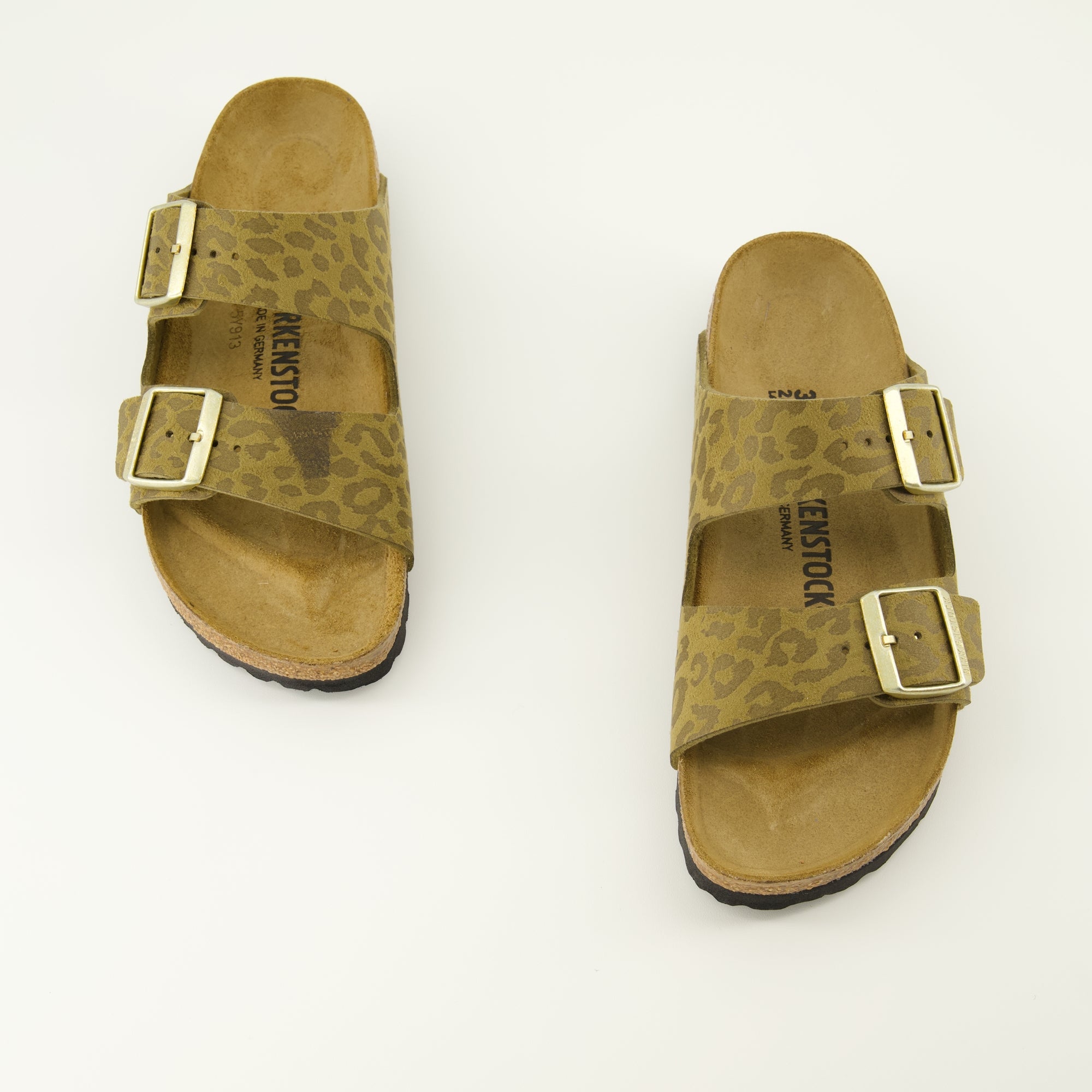 Immagine delle sandali Arizona del marchio Birkenstock per Donna - Stagione Autunno-Inverno 2025 - Vista dall'alto della coppia di scarpe