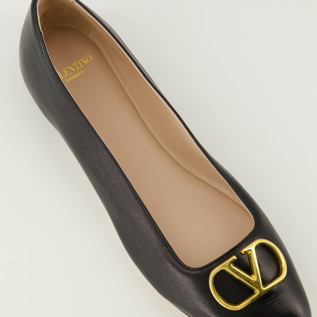 Immagine delle ballerine VLogo nere di Valentino Garavani per donna - Collezione Primavera-Estate 2026 - Vista dettagliata dall'alto